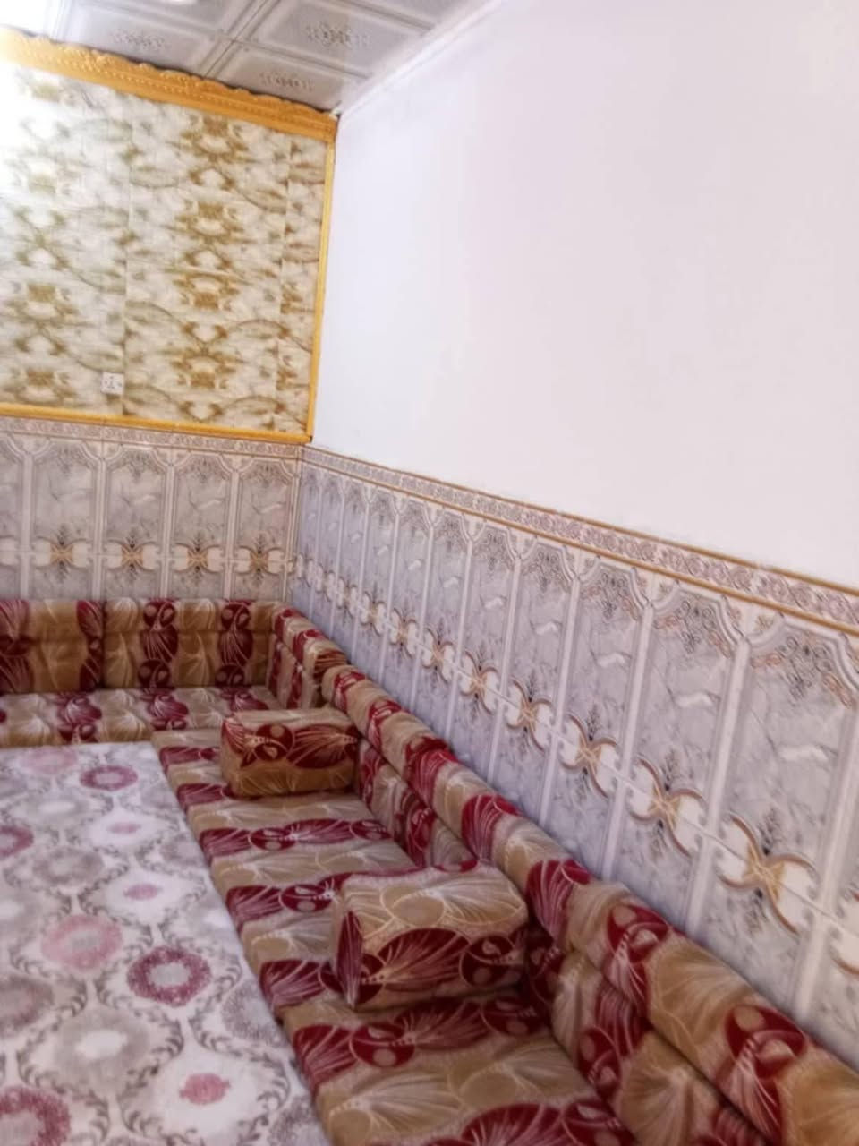 السلام عليكم بيت استقبال وغرفه وصحيات و مطبخ ودوسطح ماء مجاري كهرباء مولد شارع البانزين خانه منطقة العصوم للجوه زراعي سعر ٤٠مساحته 120 الرقم ***********
