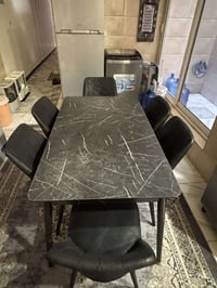 ميز • ٦ كراسي • نظيف
