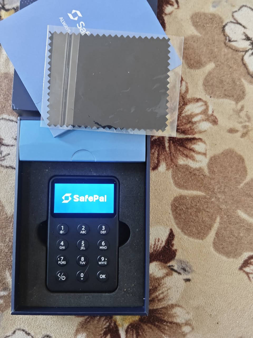 شباب عندي هذا الجهاز للبيع مال تعدين عملات بتكوين وعملات رقميه وهواية سوالف بيه للبيع راسلني خاص او واتساب 
***********
***********
