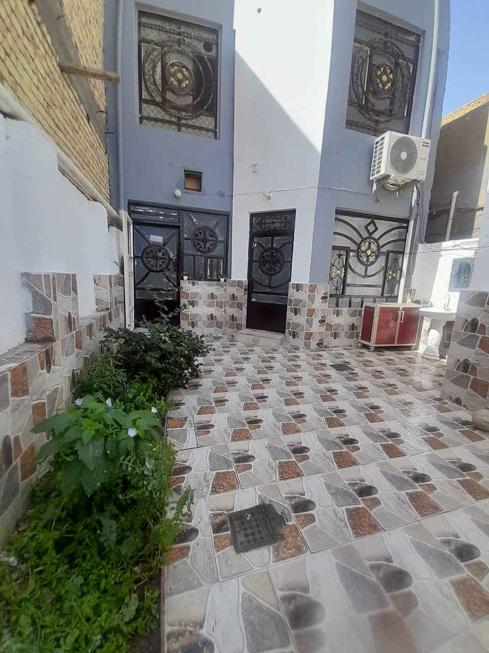 دار للبيع في حي الحضارة ١٢٠ م طابقين عكادة مقابيل منتزه خلف هايبر الريان 
استقبال صالة مطبخ وغرفة وحمامات داخلية وخارجية الطابق الثاني غرفتين كبار وغرفة صغيرة وصالة للإستفسار ***********
