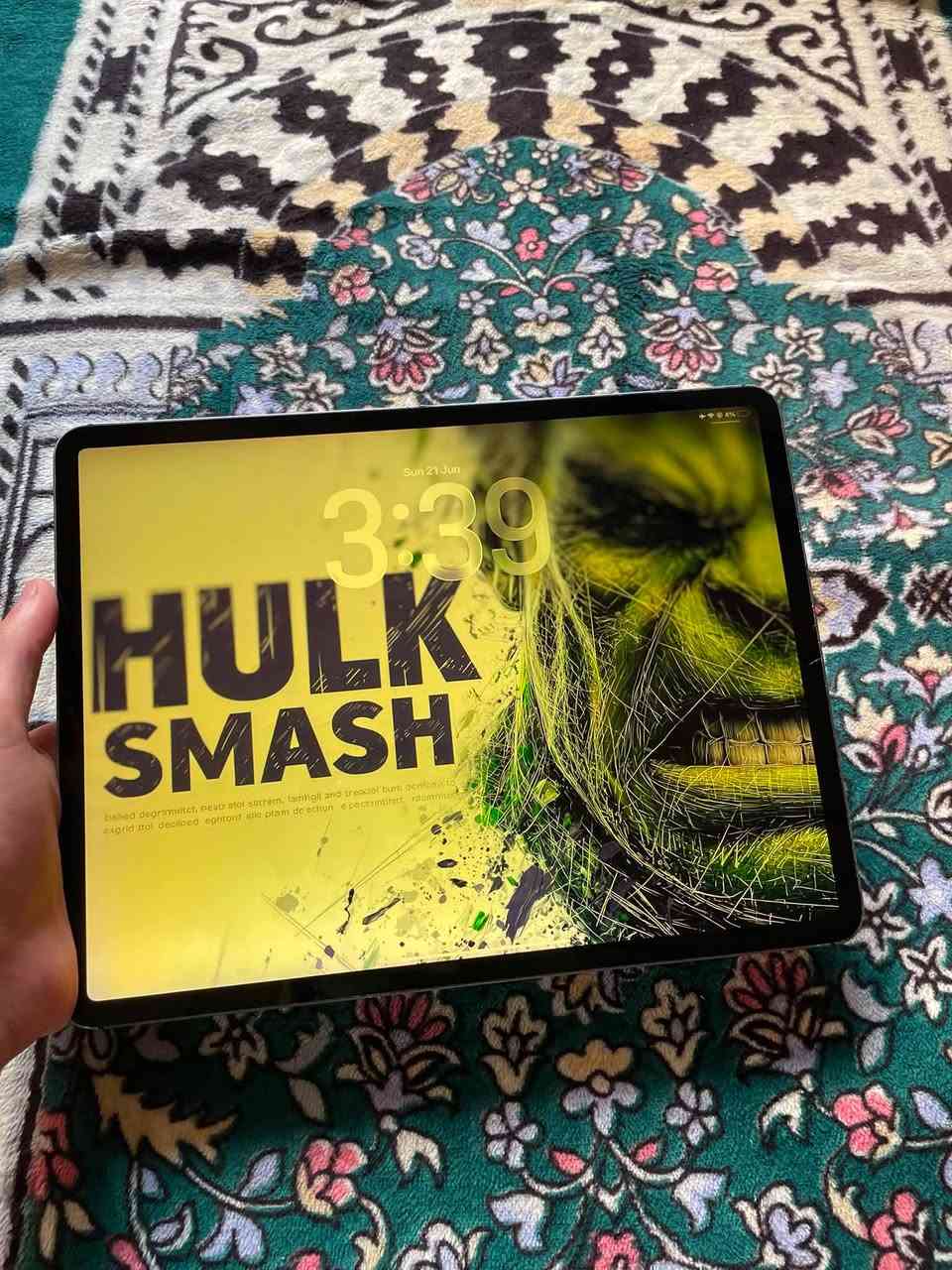 🚀 للبيع: iPad Pro 12.9 (2018) 
وحش المونتاج وصاروخ الـ 120 فريم 🚀لكل جماعة الألعاب القوية والمونتاج والدراسة، جهاز كرف ثقيل بمواصفات "فوووول" وسعر لقطة!🌟 
✨أبرز المواصفات والقدرات الخارقة.
🔹شاشة عملاقة وسلاسة مرعبة: بحجم 12.9 إنش بدقة ألوان خيالية للدراسة والبحوث والمشاهدة. تدعم تقنية ProMotion بتردد 120Hz حقيقي وثابت (يشغل ببجي والألعاب الثقيلة بأعلى سلاسة وبدون أي تقطيع أو هبوط فريمات).
🔹تجربة صوت سينمائية: مزود بـ 4 سماعات محيطية تعزل الصوت بنقاء وقوة مرعبة، تعيشك بقلب اللعبة أو الفيلم.
🔹خزين عملاق: ذاكرة داخلية 256 جيجابايت، انسى سالفة "الذاكرة ممتلئة" وحمل كل ألعابك ومشاريعك.
🔹أداء ومعالجة خرافية: معالج قوي جداً ومخصص للرندر، المونتاج المعقد، والتصميم بدون أي تعليق.
🔹البطارية: بحالة جيدة، قوية وتطول وياك بالاستخدام المتواصل والجيمز.
🔺🤝 حالة الجهاز بكل أمانة وشفافية (إبراءً للذمة):
الجهاز شغال من ناحية الأداء كأنه جديد تماماً وبأعلى كفاءة، وللأمانة التامة هذه هي الملاحظات:
الشاشة: تم سابقاً استبدال الزجاج الخارجي (الـ Glass) وحالياً الكلاس الخارجي بيه فطر، لكن الشاشة الداخلية واللمس (التاتش) سليمين والأصليين 100% بألوانهم واستجابتهم الفورية وبدون أي مشاكل بالاستخدام.
بصمة الوجه (Face ID): متوقفة بسبب تبديل الكلاس، والجهاز يفتح بالرمز السري العادي بسرعة.
منفذ الشحن: يشحن طبيعي وسريع جداً، الملاحظة الوحيدة أنه لا يدعم سماعات السلك (تقدر تستخدم سماعات بلوتوث أو تعتمد على سماعات الآيباد الخارجية الخارقة).
📦 الملحقات:كارتونة الجهاز الأصلية متوفرة.
💰 السعر المطلوب: 430 ألف دينار (سعر قفل ولقطة مقارنة بنوع الجهاز والذاكرة).📍 الموقع: الموصل📞 التواصل: للجادين بالشراء والي يعرف قيمة هذا الوحش، يرجى المراسلة على الخاص.


**إذا كنت صاحب هذا الإعلان وتريد حذفه لأي سبب، رجاءا أرسل رسالة إلى الدعم الفني**