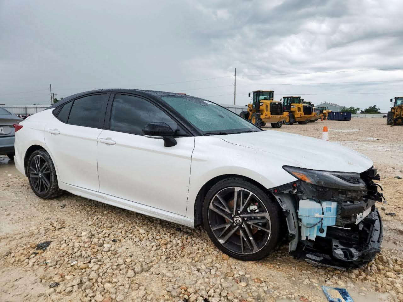 � للبيع | Toyota Camry Hybrid XSE 2025 🇺🇸 وارد أمريكا
للبيع كامري موديل 2025 فئة XSE Hybrid (أعلى فئة رياضية)، وارد أمريكي، سيارة تجمع بين الفخامة، الأداء الرياضي، والاقتصاد العالي بالوقود.

✨ المواصفات:
✅ محرك 2.5 لتر هايبرد اقتصادي وقوي.
✅ ناقل حركة E-CVT.
✅ فتحة سقف بانورامية.
✅ داخلية جلد أحمر رياضية (Cockpit أحمر مميز).
✅ شاشة كبيرة تدعم Apple CarPlay وAndroid Auto.
✅ عدادات رقمية.
✅ تشغيل بصمة ودخول ذكي (Smart Key).
✅ مقاعد كهربائية.
✅ مثبت سرعة راداري (Radar Cruise Control).
✅ نظام المحافظة على المسار (Lane Assist).
✅ نظام التحذير قبل الاصطدام مع الكبح التلقائي.
✅ مراقبة النقطة العمياء.
✅ حساسات أمامية وخلفية.
✅ كاميرا خلفية.
✅ إضاءة LED كاملة.
✅ جنوط رياضية XSE قياس 19 إنش.
✅ سقف أسود بلونين (Two Tone).
✅ عادم رياضي مزدوج.
✅ مكيف أوتوماتيك مزدوج.

🚗 السيارة نظيفة جدًا من الداخل والخارج، وكل شيء يعمل بصورة ممتازة. ممشى السيارة 57 الف كيلو وليس ميل 

📌 وارد أمريكي، والحادث كان في المقدمة وتم توضيحه بالصور الأصلية قبل التصليح بكل شفافية.

التواصل مع الصفحة او على الرقم ***********
ملاحظة السنوية جديدة باسمي تحويل مباشر 
مكان السيارة بغداد البلديات

💰 السعر: 265 وبيها مجال
