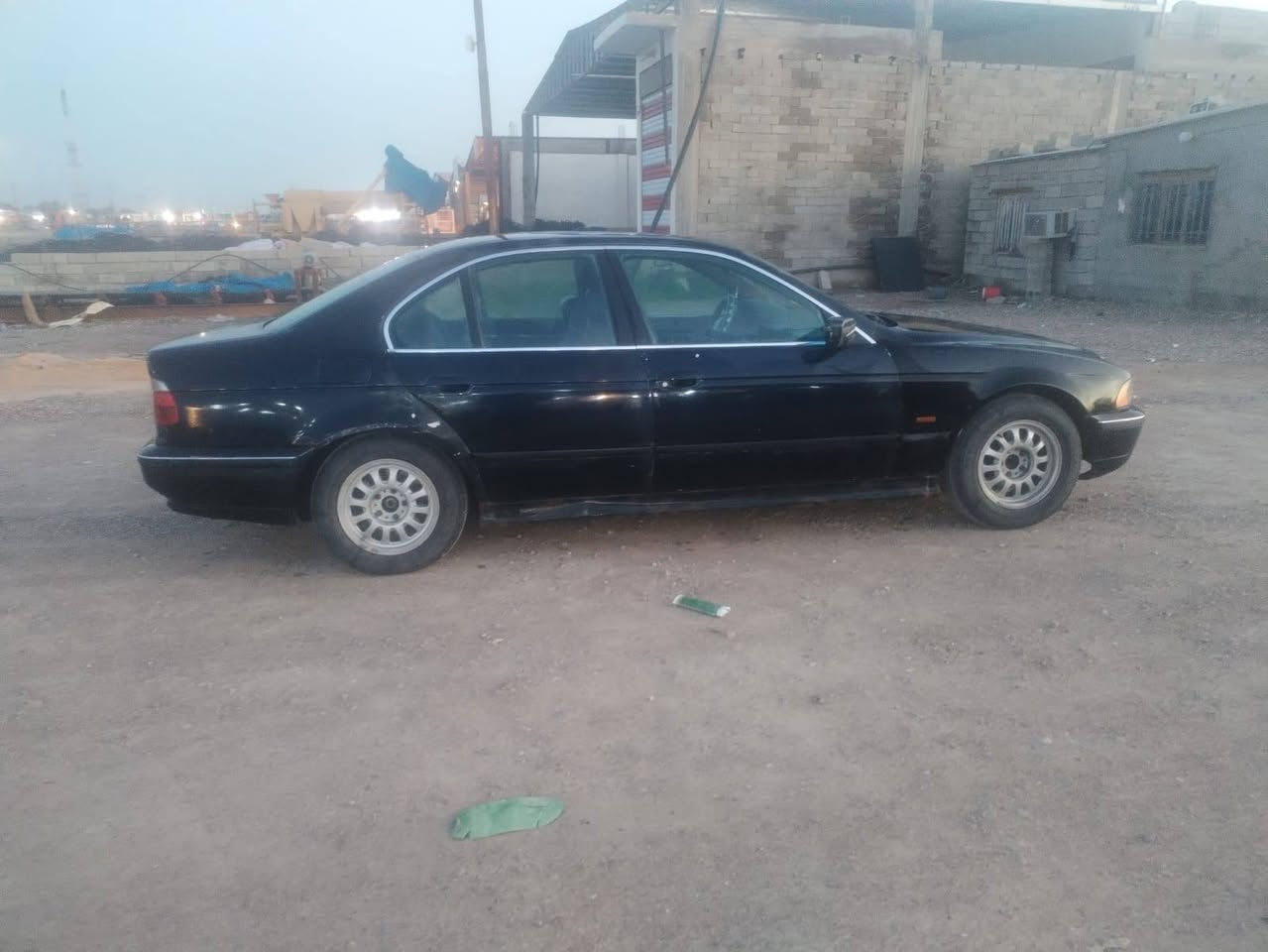 سلام عليكم البيع بيئم صقرحجم528 موديل 98 رقم بغداد تحويل موباشر فول موصفات عايزها بس صبق مكينه  تك فانوز مكينه نص عمر حداديه جديده مراوس بكاسحه او خفاج 40 غرفه 80/ 100 3بردات بلادي فتحه ***********
