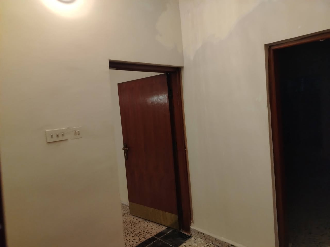 بيت كبير جدا 6 غرف نوم 6×4 واستقبال9×4 وهول9×4 وصاله كبيره ومطبخ بناء نظيف جدا مساحة البيت الكليه نصف دونم واجهة 25 قريب جدا من الشارع العام ماء وكهرباء وتبليط مجاري تحيط بي الخدمات مدارس واسواق تحويل ثاني بالطابو سند 25 
العنوان بغداد 
المدائن
 منطقة الجعاره
للاستفسار ***********
