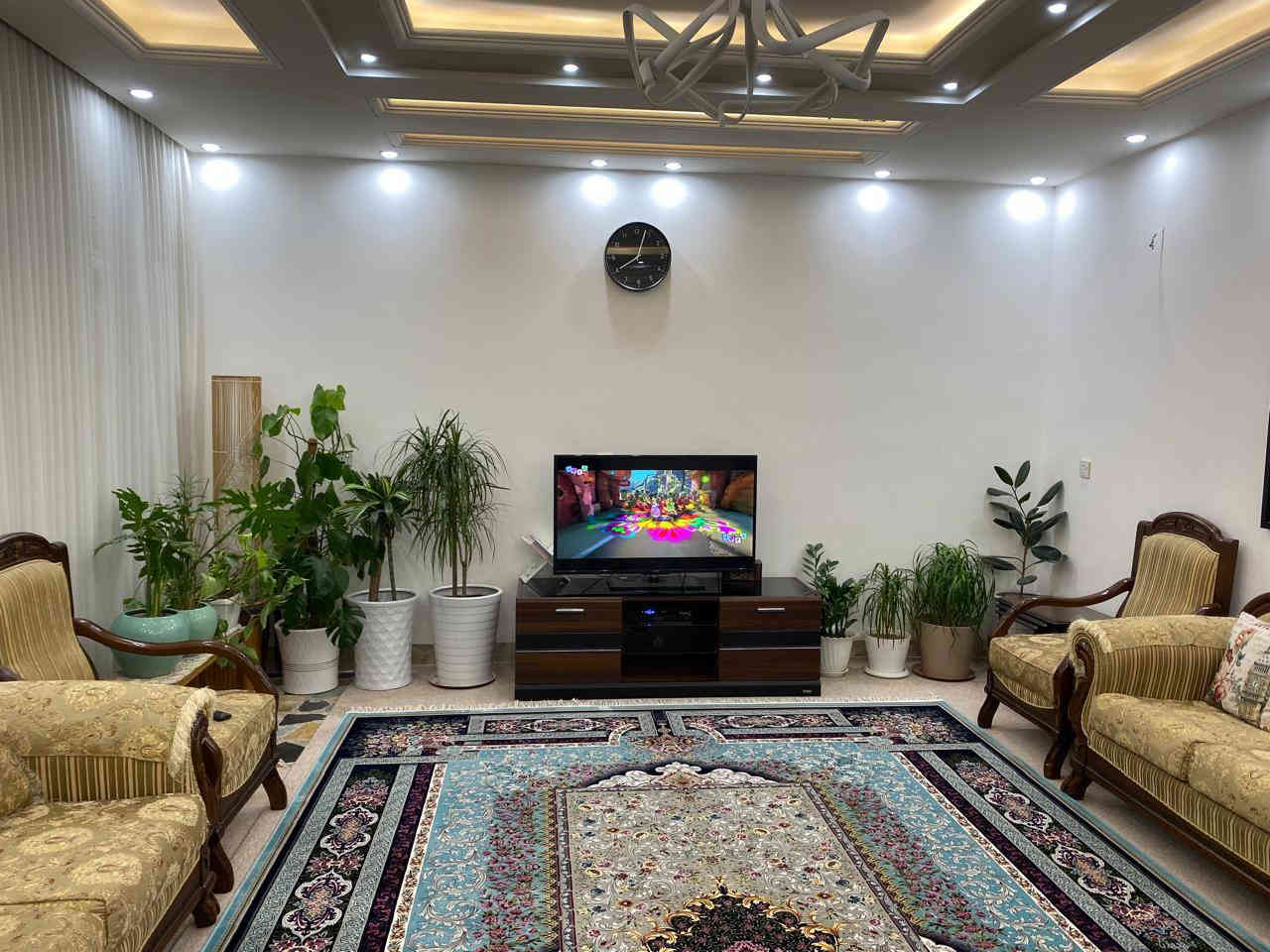 سڵاوی خوای گەورەتان لێبێت هاوڕێیــــان
ئەم خانوە جوانە لە وێنەی ڤێلاو کۆشکێك
ئەکەوێتە پشتی پـەیمـانگــای کـۆمپیته ری
کـــــــەلارو پشتی مەحکەمەی کــــــــــەلار 
بۆفرۆشتن ڕووبەری 230 مـەتـرە تابڵێــیت
جوانە نهۆمی ئەرزی پێكهاتوە لە مـیـــــوان
متبەخ هۆڵێکی گەورە 2ژووری نوسـتــــــن
مشتەمەلات نهۆمی دووەم پێکهاتــــوە لـــە
لە 3 ژووری نوستن متبەخ مشــتـەمـــەلات
ناوماڵە 6 سبلێت کەوانتەر مــــوبــەریدەی
دەکت پەردە  بـۆزانیاری تـەواو لە ســەری
پــەیــوەنـدیمان پێوەبکەن تکایە هـوڕێیـان
فۆڵۆو لایکی پەیجەکەمان بکەن 
🍀***********🍀
