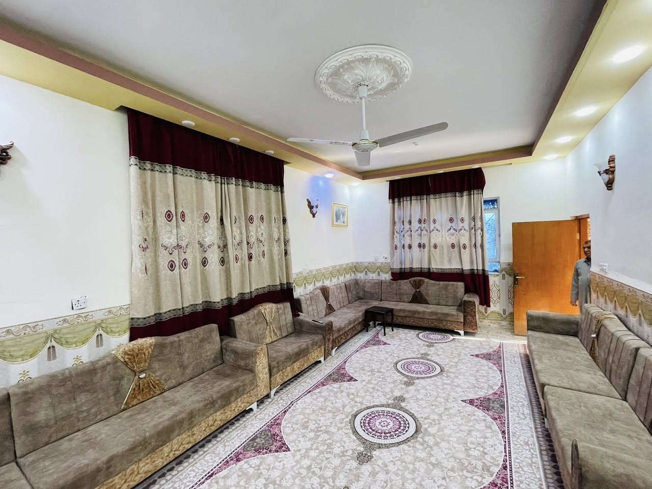 بسم الله الرحمن الرحيم 
دار سكن طابو زراعي 300م طابقين 
على الشارع الصيني 
مجاور مدرسه المبادئ
يحتوي على ( 4 غرف نوم ) 
استقبال+هول+ صاله +كلي دور 
صحيات داخلية + خارجية - بناء ابلوك الطابق الاول وعكاده درجه اولى + صب الطابق الثاني 
ماء - كهرباء 
للاستفسار والاتصال  
***********
***********
#مكتب_انوارالمنتظر_للعقار 
واسط - الزبيدية - شارع الكراج عمارة سيد هاشم سيد تركي
