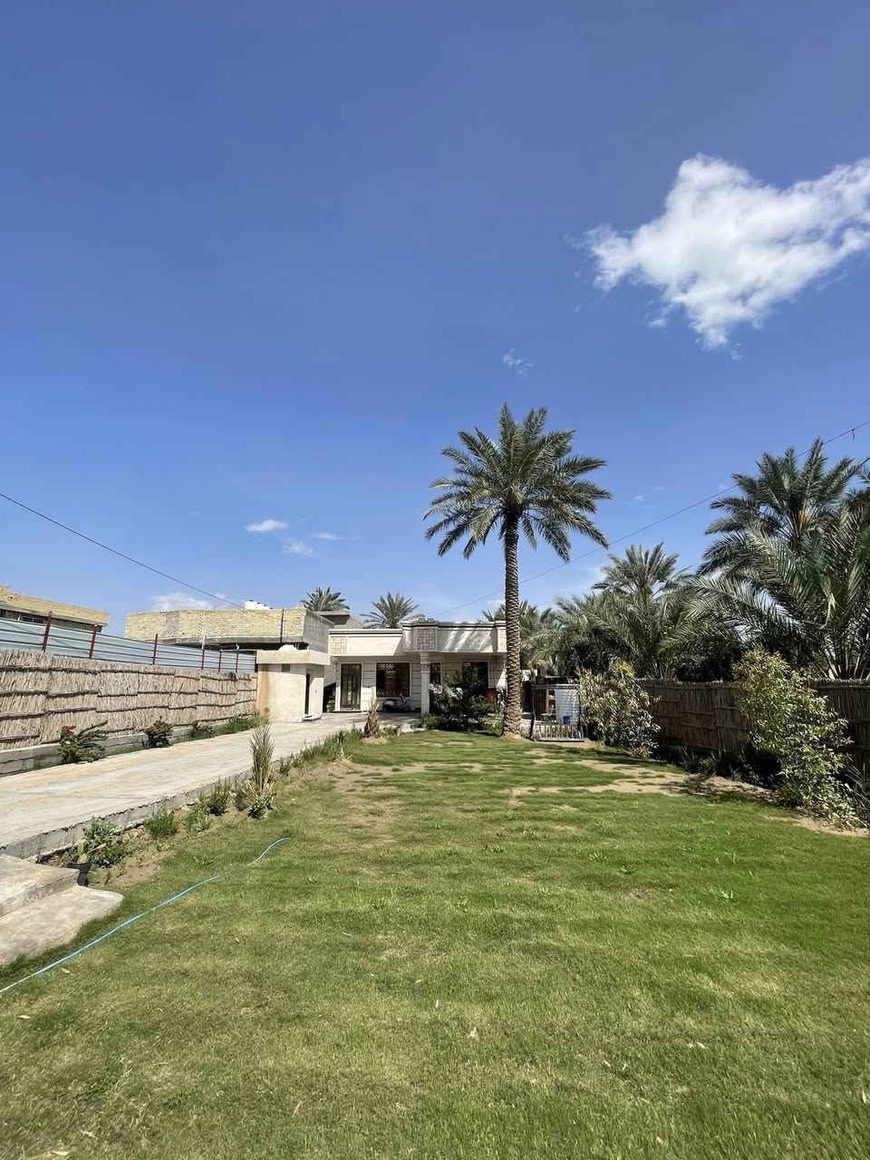 سلام عليكم 
دار للبيع  🚞 
مساحه 550  متر واقع حال 850  متر واجه ١٨ متر طابو زراعي سند 25 عله طابو المحموديه بناء حديث ٣ غرف نوم حمامات  2 بناء سنه 2024 العنوان خلف بانزين خانه حي الصفاء قرب حولي المحموديه تبليط الباب البيت مدرسه قريبه  ماء خطين +بير الاستفسار الاتصال صاحب البيت ***********
