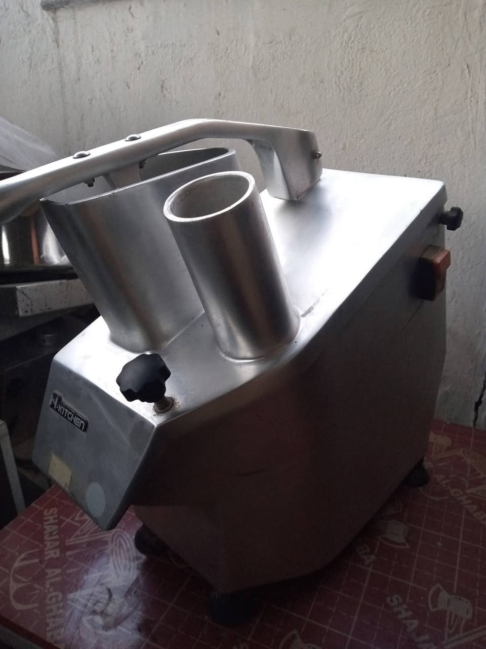 السلام عليكم اغراض مطعم للبيع مثرامه لحم حجم 32 بسعر 475 الف خلاط حمص 8 لتر 300 الف قطاعة خضار مع 3 اقراص 300 الف براد منضدي بطول 150 سم 250 الف محضره طعام بسعر 400 الف بغداد ***********
