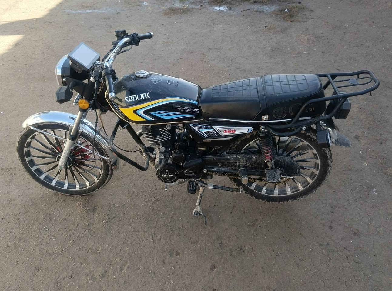 السلام عليكم... دراجه سيفان 2024 للبيع محرك مكفول
 بيها شغلات بسيطه قبق مال زنجيل ودبل اشاره 
اوراق اصولي كهربايات شغاله *********** اتصل ودلل
