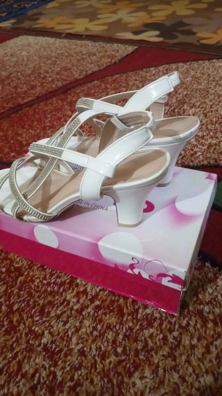 السلام وعليكم  بنات عندي حذاء جديد ع كد ساعتين بل قاعه والله
ويلبس قياس 37او38 
اني ماخذته 15اريده ب 10 
يكرم الله جديد ونضيف ✨🧡


**إذا كنت صاحب هذا الإعلان وتريد حذفه لأي سبب، رجاءا أرسل رسالة إلى الدعم الفني**