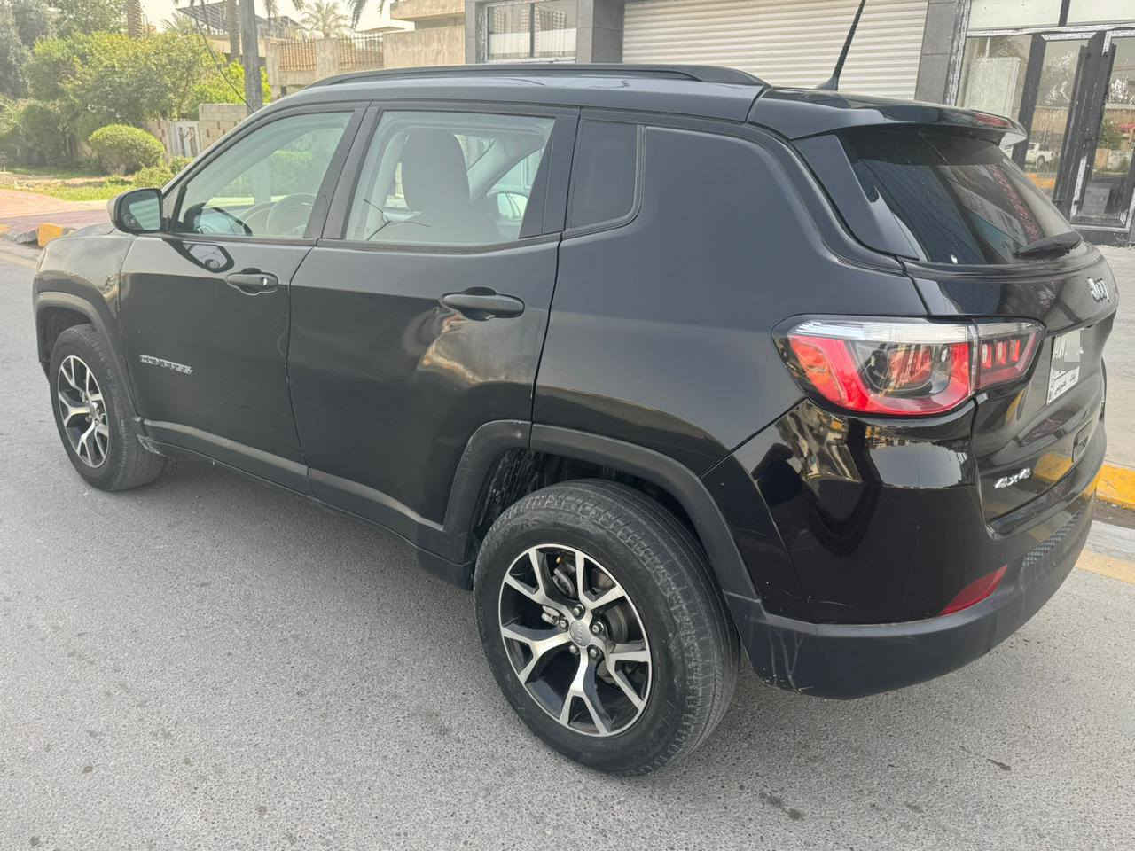 ‎Jeep Compass
‎اللون : اسود
‎السعر 118 بيه مجال
‎عداد المسافة :50 الف ميل
‎حجم المحرك : 4 سلندر ( 2.4L )
‎ناقل الحركة : گير اوتوماتيك وعادي من 8 سرعات
‎المواصفات :
‎دفع رباعي
‎شاشة لمس
‎كشنات مخمل هيتر تدفئة 
‎هيتر ستيرن
‎تحكمات ستيرن جهتين
‎تبريد وتدفئة قطعتين امامي وخلفي
‎مثبت سرعة ذكي تفاعلي
‎بصمة 
‎تشغيل عن بعد
‎سايد بريك بصمة
‎مانع انزلاق
حادثها باب امامي مع جاملغ امامي وموجوده صور الحادث
وهنا بيها طخات بأماكن مختلفه مع صبغ 
شبه حزام 
مكفول الدواخل وحاليا بيها جراد بالبنيد وبدايه الجاملغ من فوك
وحداديه اماميه وسط
*********** للاستفسار واتساب او اتصال 
 بغداد المنصور بغداد, العراق
