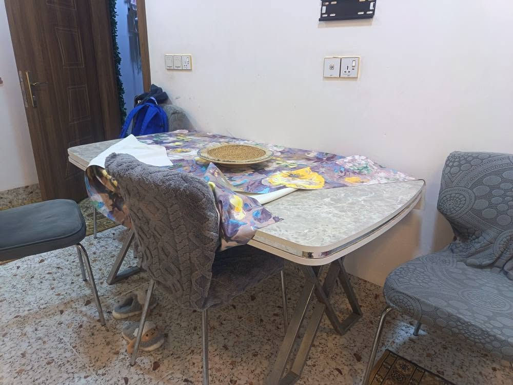 ميز طعام للبيع نضافه ٩٠٪ مرمر مع ست كراسي قديفه السعر ٣٥٠ وبي مجال الرقم *********** كركوك, العراق

