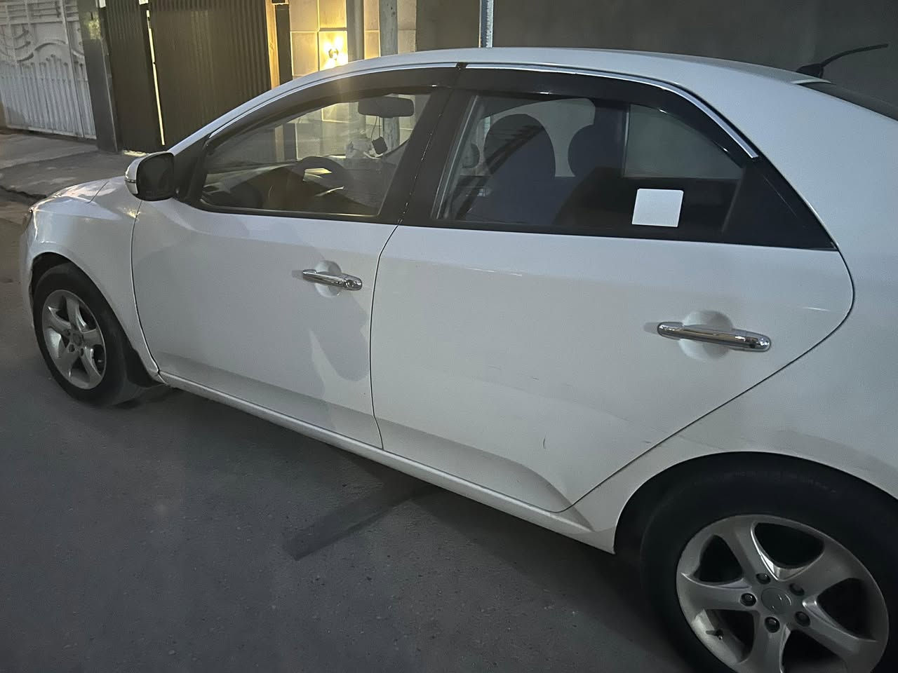 السلام عليكم
كيا سيراتو 2012
تخم تاير جديد
تدفئة تبريد 
تحكم ستيرن
فتحة سلايد
 داخل جديد 
اخوان مكلف بلنشر 
رقم صاحب السيارة
***********
