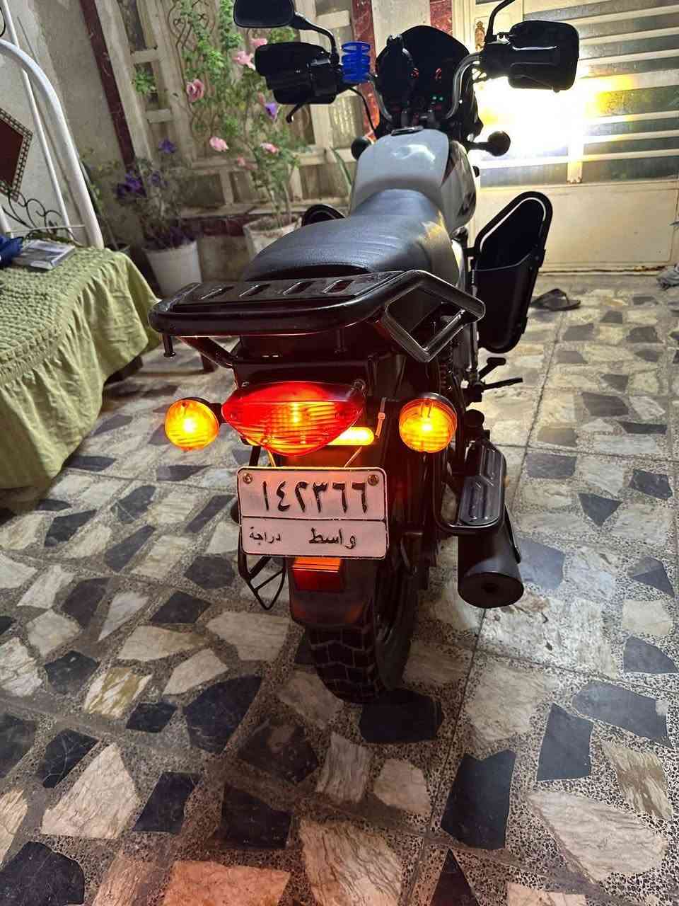 السلام عليكم
بوكسر موديل 21
مرقمه واسط مشروع وطني الدراجه باسمي وين ماتريد احولك
دراجه خير من الله مال طالب كليه مشتغله دلفري بس شهرين
دراجه مزوده شادله منظومه كلوبات 
عيوبه بيه ضربه بتانكي موضحه بصور 
رايده ب2300 مليونين و300 الف وبيه مجال حك الشراي 
المكان بغداد الحريه 
الرقم *********** موجود وتساب ورصيد
