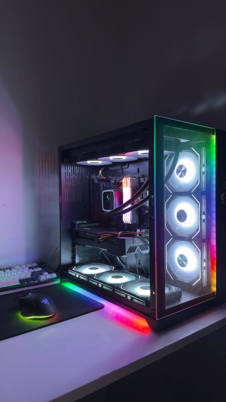 السلام عليكم 
PC مستخدم للبيع 
المواصفات :-
CPU : Ryzen 5 5600X
GPU : AMD RX6750 GRE 10GB ASUS نسخة يابانيه
‏ Motherboard : B550M AORUS ELITE
RAM : 8x4 =32 GB DDR4 3600MHz CORSAIR
SSD : M2 1T msi 
Power supply : 700W aigo
CPU Cooler : Deepcool LS720 SE DIGITAL 
CASE : LIAN LI 011 DYNAMIC RAZER EDITION  نسخه خاصه 
———————————————
و ويا ماوس RAZER BASILISK v3 
و كيبورد REDRAGON UCAL PRO WIRELESS 75%

طبعاً القطع من شركات معروفه و الحاسبه RGB 
و كل كراتين القطع موجوده 
مثل ما موضح بالصور 
للاستفسار: ***********
