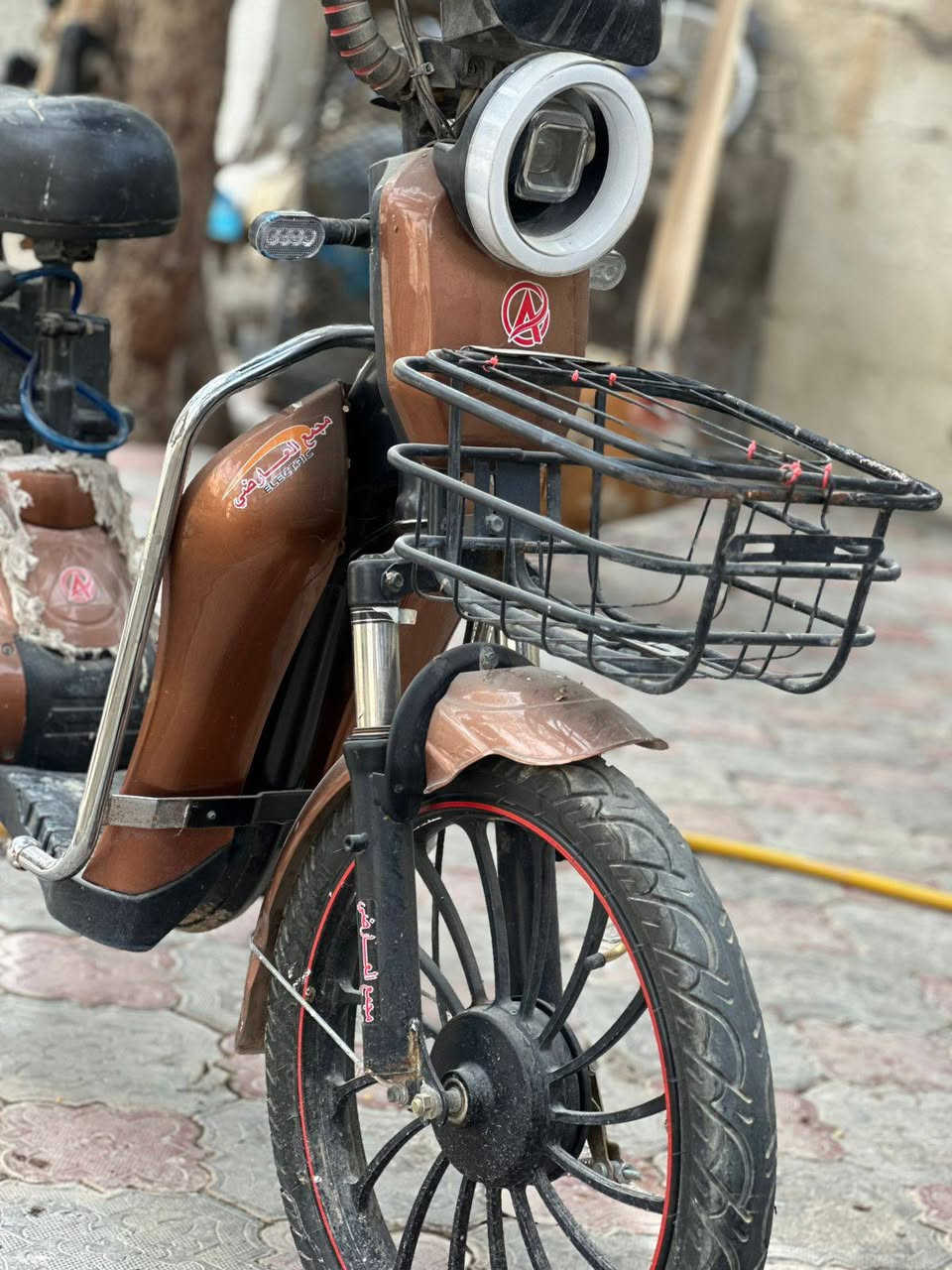 السلام عليكم ورحمه الله وبركاته
عندي هذا الباسكل الشحن لبيع شغال كلشي مابيه بس متروك صارله اهواي 
مكان نجف
السعر 350
أي استفسار اتصل على الرقم ***********
