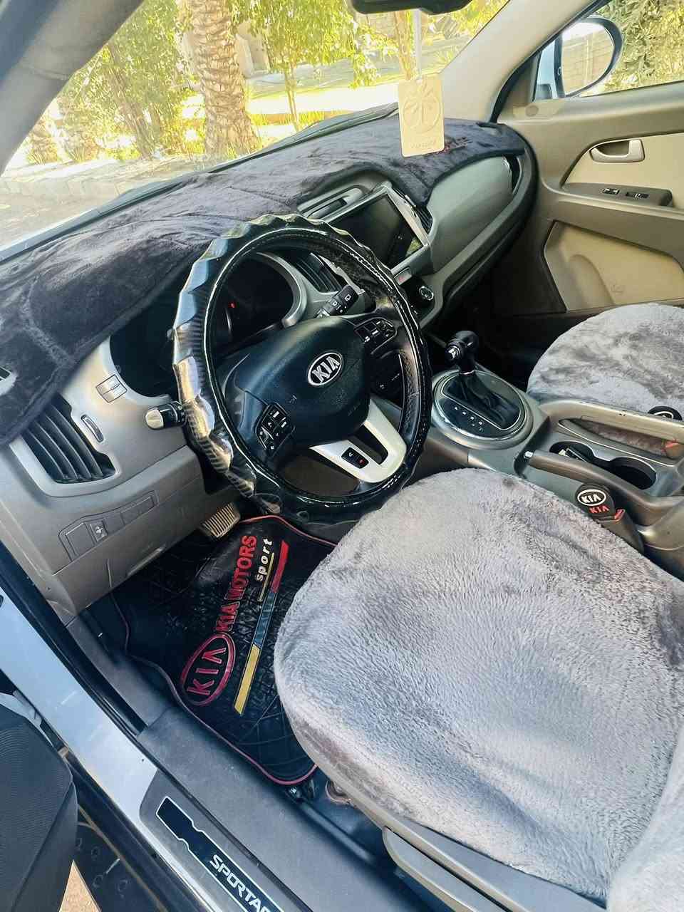 سبورتج موديل 2014 وارد خليجي رقم سليمانية بيها قطعتين صبغ من دون دواخل السونار مرفق مع الصور كير ومكينة كفالة مكينة 2000 دوش تبريد تدفئة كلها شغالة اشاير بالمري تخم تاير وصدر كله جديد السيارة مناقصها شي ان شالله 
السعر 130وبيها مجال للشراي
مكان السيارة ديالى
*********** اتصال فقط غير متواجد ع الفيس
