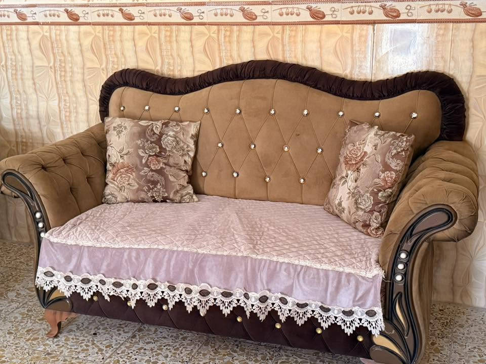 السلام عليكم اغراض بيت للبيع 
تخم عشر مقاعد تسگام عراقي النظافة100‎%‎
تبريد ميديا اي خلل مابي تبريدة ثلج 
بردات طول 3 متر وعرض القطعة الواحدة 2 متر 
بوفيات متر ونص 
و3 مترات مثل ما موضح بالصور فقط الوجه يرادله صبغ 
للتواصل ع الرقم *********** واتساب او اتصال
