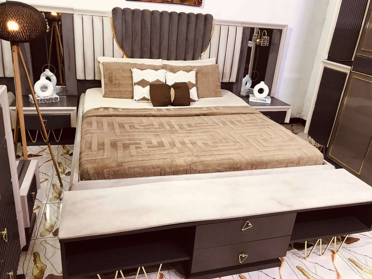 غرفه نوم تركيه نظيفه جدآ استخدام قليل ٩ قطع اناره موجوده بالكنتور وجربايه وميز مكان بغداد اي استفسار اتصل ع الرقم ***********
