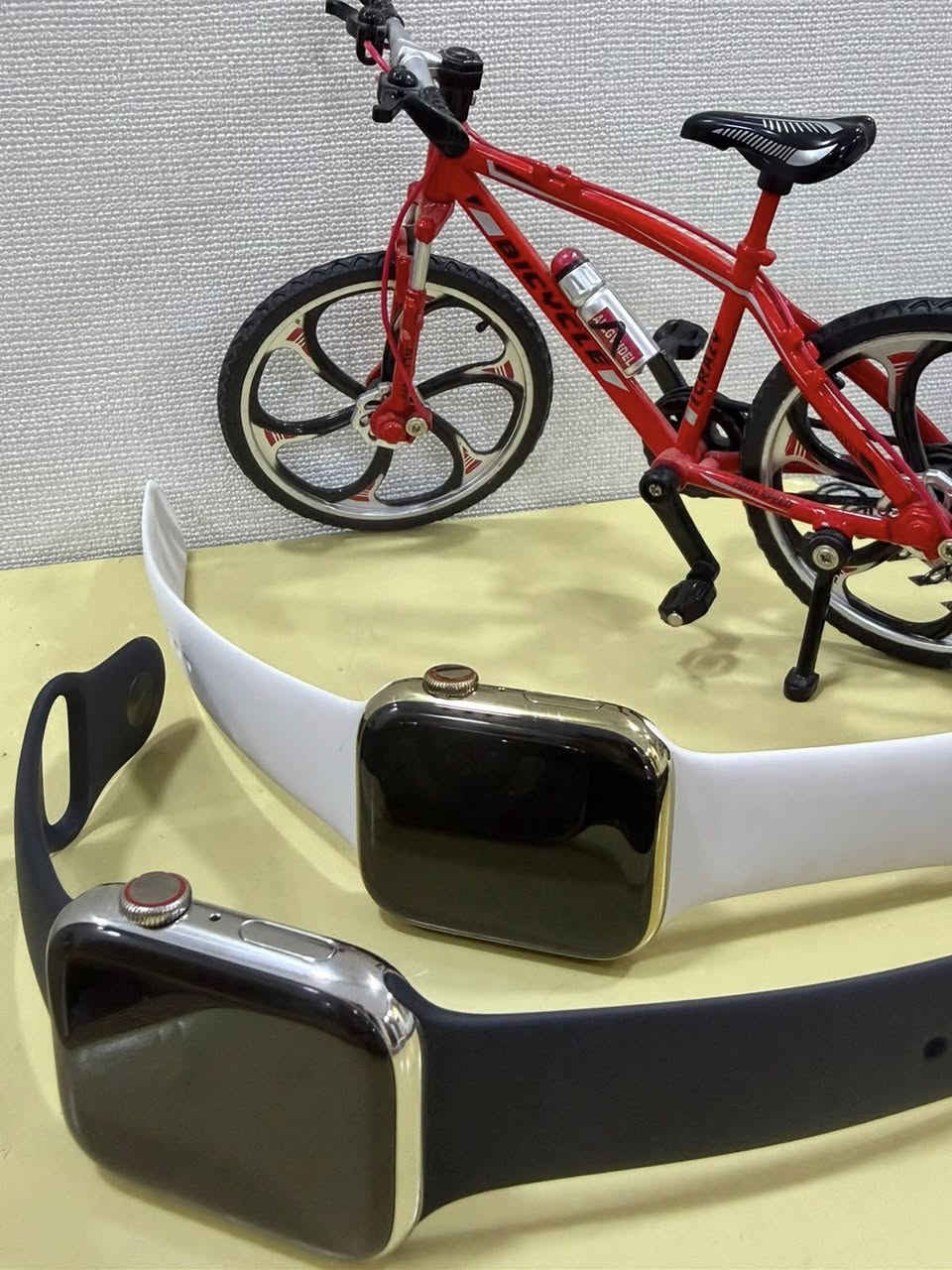 يم المهيب
الجمال والاناقه والشياكه
ساعه أبل  Apple Watch Series 7
نسخة الستانلس ستيل (Stainless Steel) 
اعلى فئات ساعات ابل المواصفات:
1️⃣الهيكل: إطار لامع ومقاوم للصدأ مصنوع من الستانلس
2️⃣الشاشة :الساعة محمية بطبقة من زجاج الياقوت الكريستالي (Sapphire Crystal) شديد الصلابة والمقاوم للخدوش
3️⃣الظهر: مصنوعة من السيراميك وكريستال الياقوت بالكامل
4️⃣الاتصال: تدعم نسخة الستانلس ستيل نظام الاتصال الخلوي (GPS + Cellular) 
5️⃣المستشعرات
مستشعر قياس نسبة الأكسجين في الدم مستشعر نبضات القلب البصري من الجيل الثالث. 
مستشعرات التسارع والجيبروسكوب لدعم ميزة اكتشاف السقوط
قياس الارتفاع الدائم (Always-on altimeter)، البوصلة، ومستشعر الإضاءة المحيطة.
6️⃣مقاومة الغبار والأتربة: بمعيار IP6X (لأول مرة في هذا الجيل 
مقاومة للماء حتى عمق 50 متراً (WR50)، 
حجم 4️⃣5️⃣
بطاريه 1️⃣0️⃣0️⃣
نظافه 1️⃣0️⃣0️⃣
ذاكره 3️⃣2️⃣
استيرادي الخاص 
مركز سيمو الماسيترو دوره شارع الصحه
*********** اتصال واتس اب للحجز
موجود توصيل لجميع محافظات العراق
