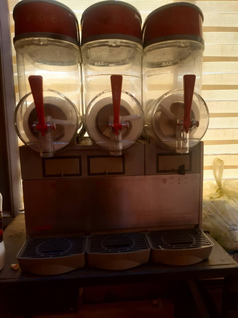 السلام عليكم اخوان عندي مكاين موطا شغاله معه مكينه ازبري تلاث احواض معه مكينه إنتاجية الاستفسار  أكثر خاص او عل رقم ***********
