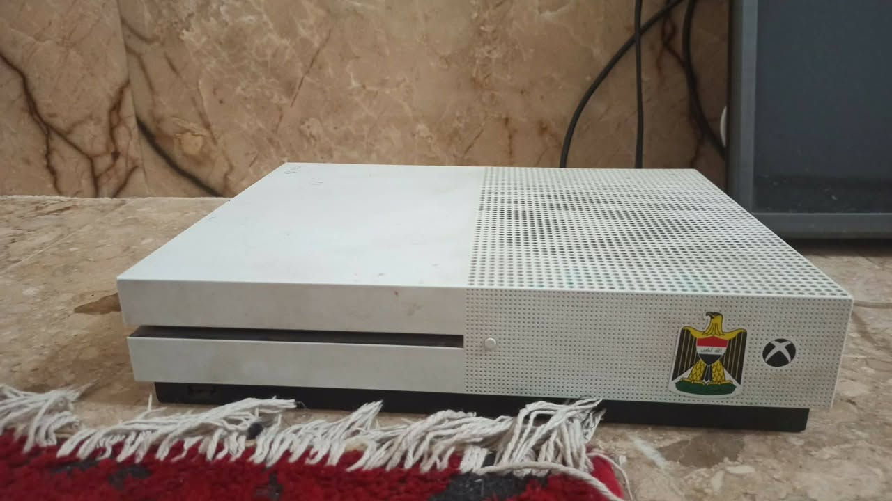 اكس بوك وان اس نضافه 90٪
وعندي دركسون ويا يجي هديهه
جويستك وحده وكيبلات وملحقات بدون كارتون
للاتصال ***********واتساب هم موجود
السعر 175  للشراييي وعيد وكرر ويا دركسوننن
