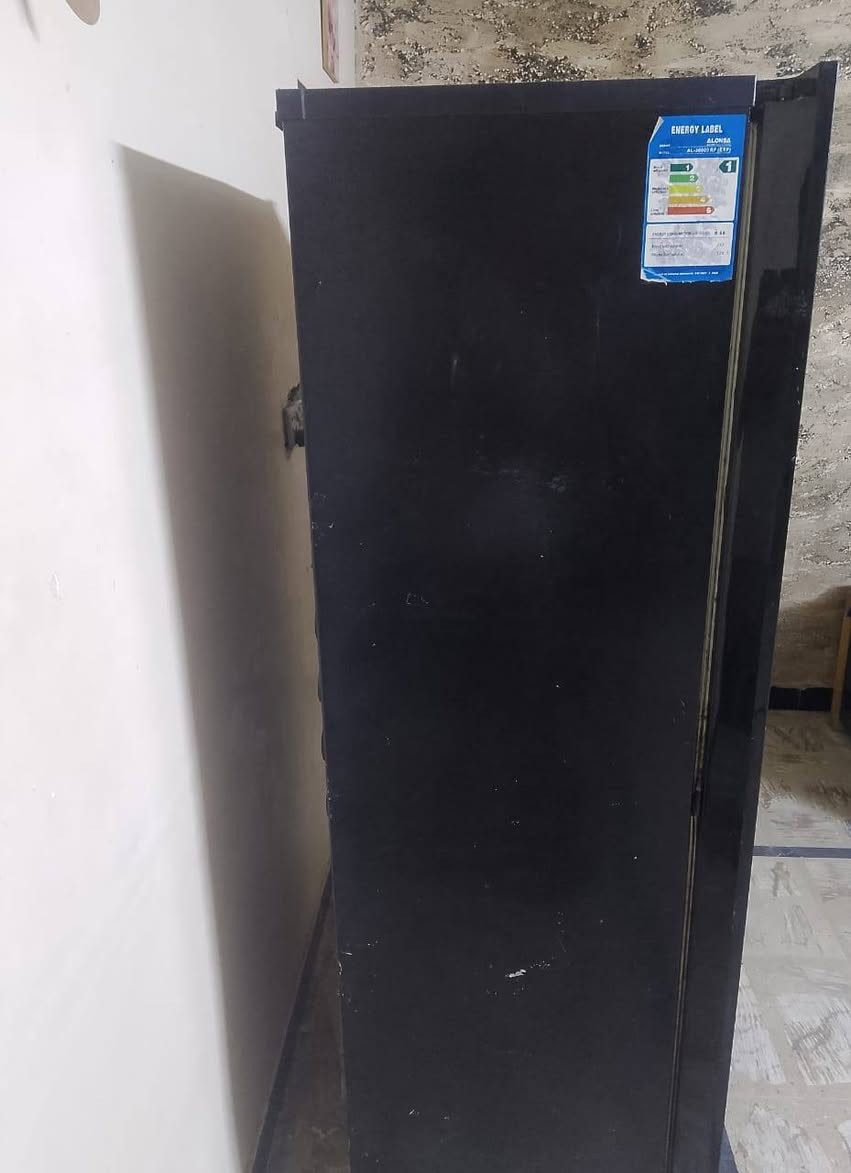 السلام عليكم،، للبيع هيه ثلاجة مجمده نظيفه تبريدها كل الزين السعر 300 الف وبيها مجال بسيط مكاني بغداد حي الجهاد *********** موجود واتس اب
