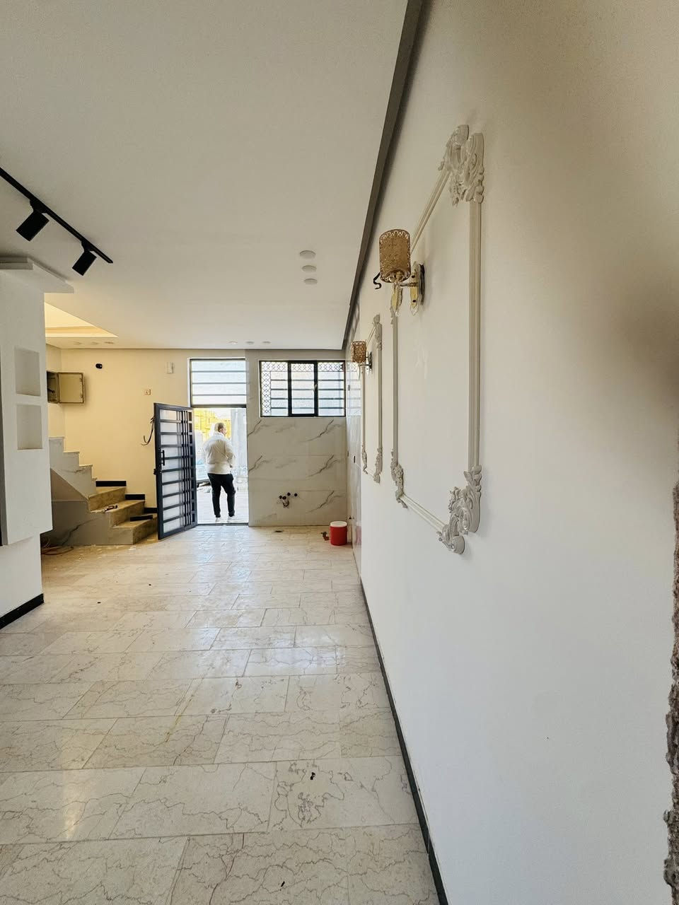 بيت للبيع 50 متر مكانه نجف حي نداء طابق واحد طابو صرف سند حر منطقت 57 خلف مول تفاحه مباشرتن يحتوي عله غرفه وصاله ومطبخ وحمام ومكشوفه وصطح مطبك شتايكر سعره 50 وبي مجال بصيط 
لستفسار 
***********
