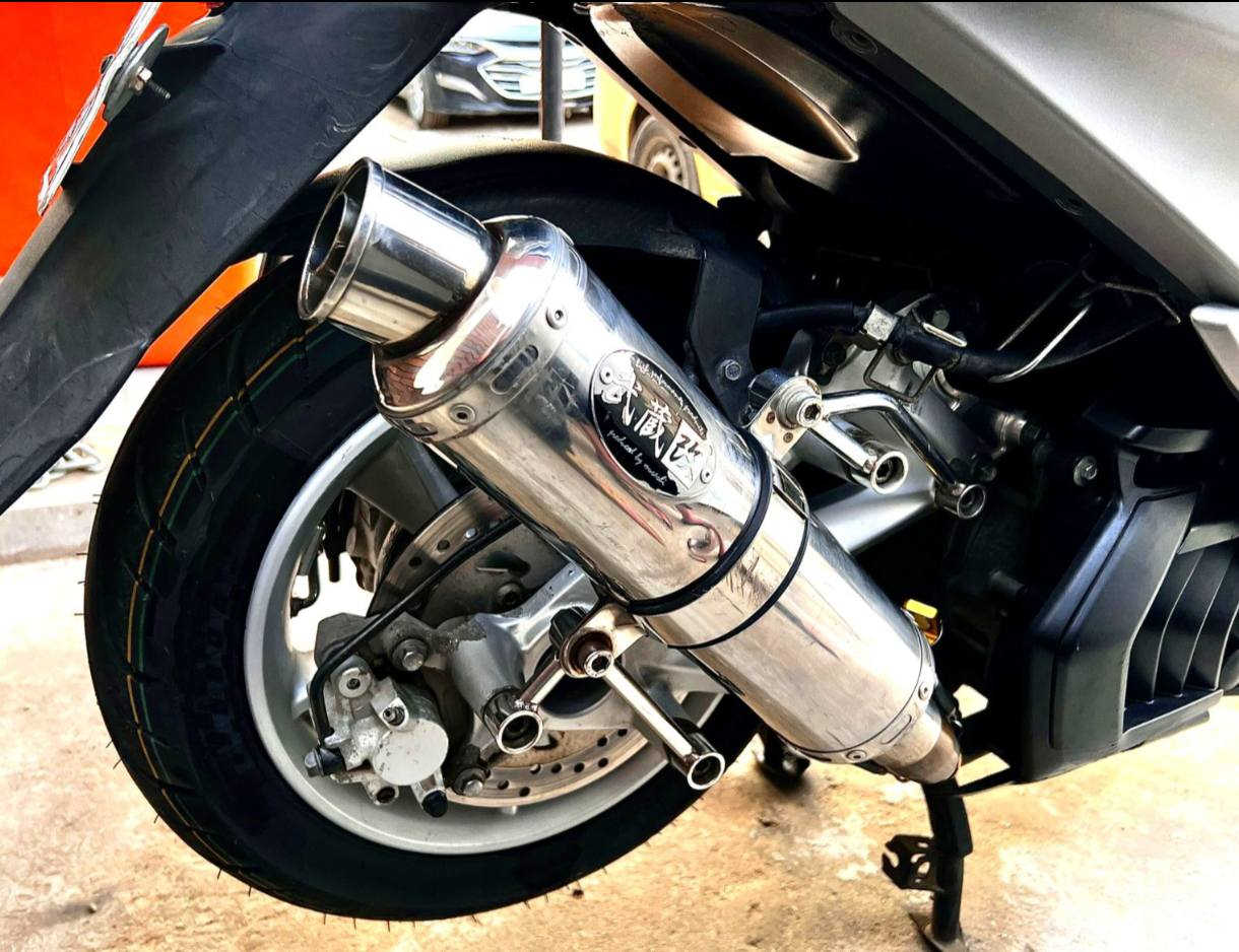 السلام عليكم اخوان 
للبيع دراجة 
Yamaha majesty 155 s 
( مرقمة بغداد رقم انكليزي ) 
وكامله وبيها هزه يعني الدراجة مهزوزه بيه ستيكر الملصق متحتاج هزه 
الدراجة ماشية 28 الف 
عليها ادامة كاملة 
من ناحية المكينة 
سويتلها صيانة يم الأخ داود الجبوري رجل مبدع بعمله
 تنظيف حجرة الأحتراق كاملة وتنظيف الكور بل كامل 
وتبديل ولفات اصليه ختم SMAX شركة WS اصليات 
وتنظيف النوزل والجويتر والمنظومه مال راديتر بل كامل 
الدراجة بس اكول امانت الله رجعت جديدة يعني اكفلها الك كفاله عامه من ناحية مكينه وكهربائيات 
الدراجة نكرة سلف تكول بصمه من سرعة التشغيل ما شاء الله 
ومسويلها ادامة خرز الكلج الامامي وقايش اصلي مشلن جديد اصلي 
وعليها تخم تايرات امامي وخلفي جديدات امانت الله 
وعليها صالنصه رياضي ستيل تجي بيها حساس أوكسجين تجي قطعتين وكاتم اصليه ختم محفور عليها 
ومبدل فلتر كلج هم جديد ومبدل ماء راديتر بيها ياما لوب اصلي 
ودهن اصلي liqui moly mb 10w40 
وجاملغ الامامي يجي رياضي نادر جداً والبومه او الجامه تجي هم رياضي شكل احلى 
والكشن مدوشم بل جديد 
الكفرات ولا شخطه بيها 
وياها شغلات إضافية هم مني 
قايش اخر جديد شركة بور لينك 
وبلاجكتور اضافي وستاند موبايل ونوزل احتياط جديد 
وفلتر شوته مسلح ثاني لان هيه هم بيها واحد داخلها مسلح همين 
وبيها ذيل رياضي اضافي وذيل بلادي ويا اشاير اصليه اضافي 
الدراجة كامله مكمله مال جناي تعبان عليها جداً امانت الله
السعر 27 ورقة وبيها مجال 
( العنوان بغداد الدورة)
رقم الهاتف ***********
