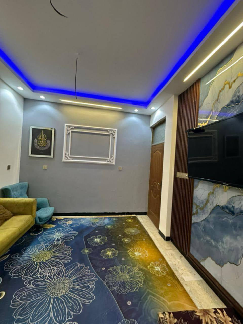 السلام عليكم
دار للبيع بناء حديث بسعر مناسب 
100م واجهة 5 مدخلين في منطقة حي الجهاد الأساتذة خلف الاربع شوارع مباشرة على شارع 15م
يتكون من 3 طوابق
أربع غرف نوم 
صاله ومنور ومطبخ
خدمات عدد 3 ومرافق خارجي 
للاستفسار اكثر اتصل واتساب على *********** ...
