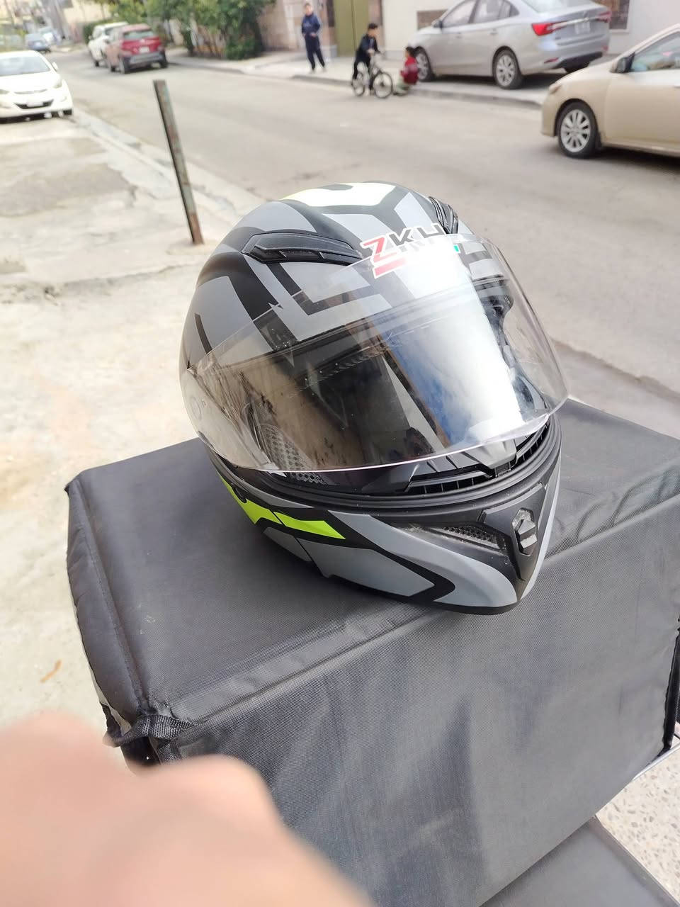 خوذه البيع جديده فج قلاب وياه سماعه بلوتوث قياس  XLمكاني بياع حي العامل رقم الهاتف ***********سعر65
