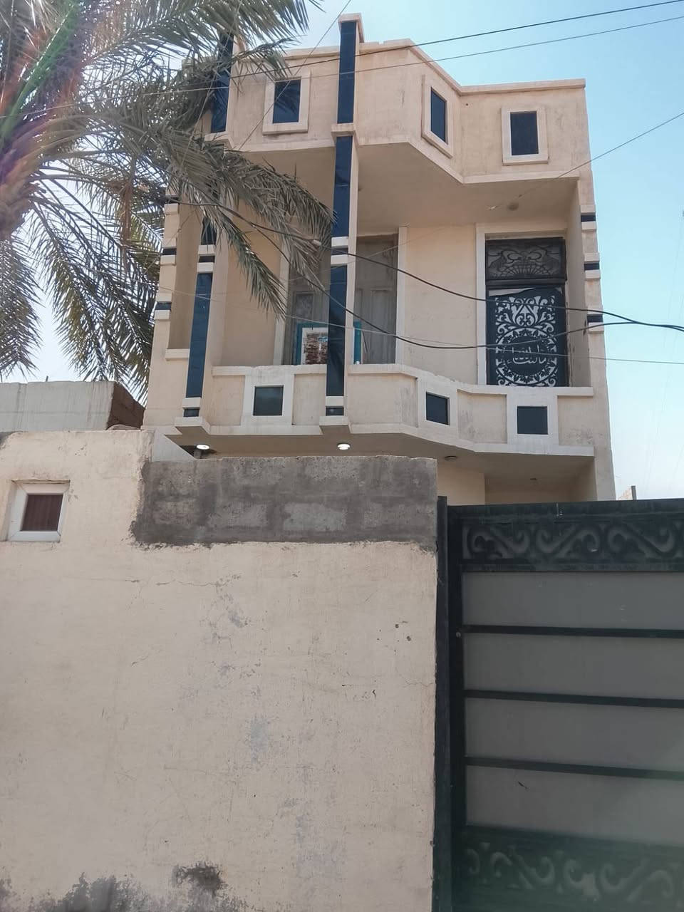 بيت للبيع
مساحه 100
تاميم القادسيه الثانيه قرب صالح دوحان 
سعر 85 قابل للتفاوض 
***********
