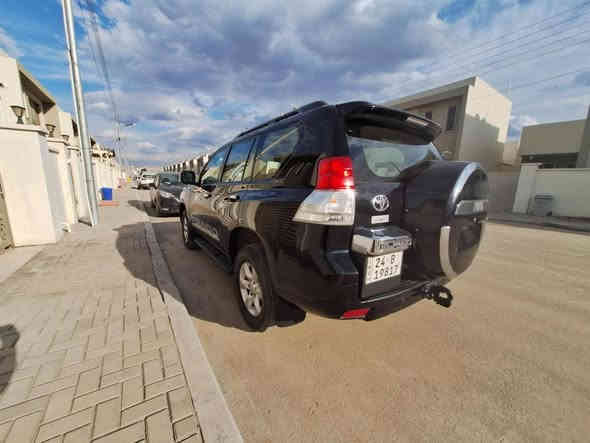 السلام عليكم بيع فقط 
تويوتا برادو 2013 TXL
اللون اسود
ماشية ١٤٠٠٠٠
فول مواصفات
6 سلندر 
فتحه سقف 
بصمه تشغيل 
بصمة ابواب
داخل بيجي
تحكم استرين 
شاشه وكامرة
داخل صاج
دبل تانكي
فور ويل
ثلاجة
مري شفط
سبير تعليگ
7 راكب
ثلاث قطع تبريد
السيارة كير ومحرك وگشر بدون صبغ او ضربه مكفولات 
السعر      32500 $  وبيهة مجال بسيط
مكان السيارة بغداد 
هاتف ***********  /  ***********
ملاحضه / السياره مال بيت واستعمالها قليل
