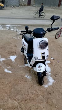 دراجة كهربائية • أبيض • جاهزة للاستخدام