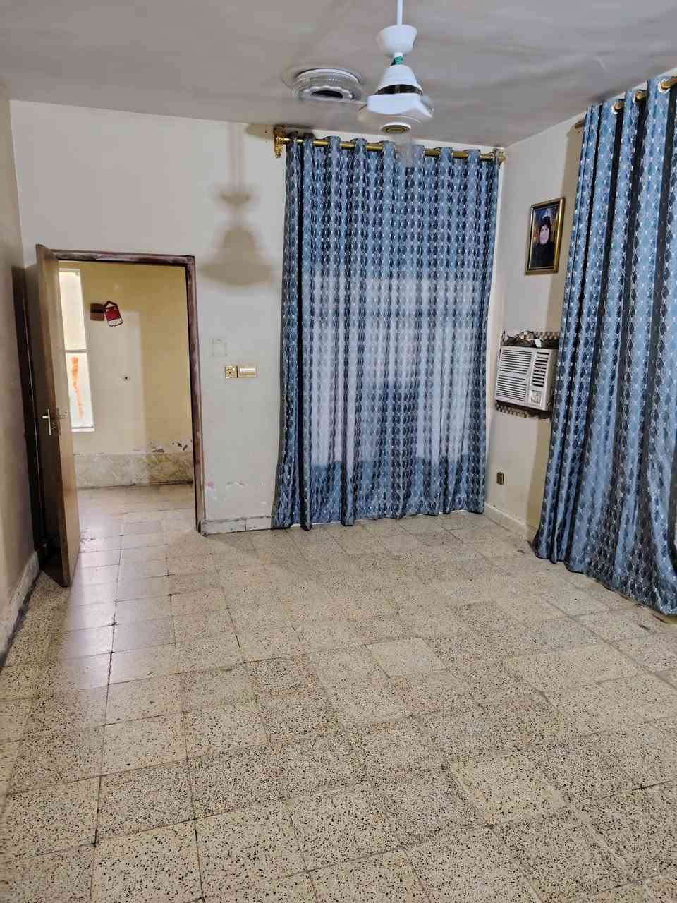 السلام عليكم بيت بالوليد ٢٩٤ متر طابقين بناء مسلح يحتوي على الارضي استقبال وغرفتين وهول مطبخ وخدمات والثاني استقبال وهول ومطبخ مشترك ستوديو وثلاث غرف وخدمات الواجهة ١٢ والنزال ٢٤،٥ سعر المتر ١٢٠٠ مليون للتواصل الاتصال على الرقم *********** او واتساب ***********
