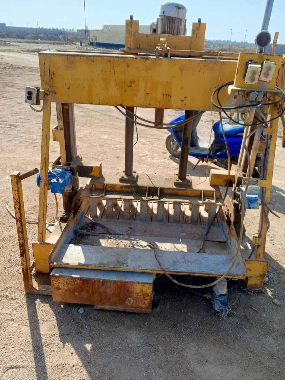 السلام عليكم ورحمه الله وبركاته موجود كابس بلوك ايراني للبيع مع قالب اسيجه 40 ،15 للبيع مكاني بابل للاستفسار الاتصال ***********
