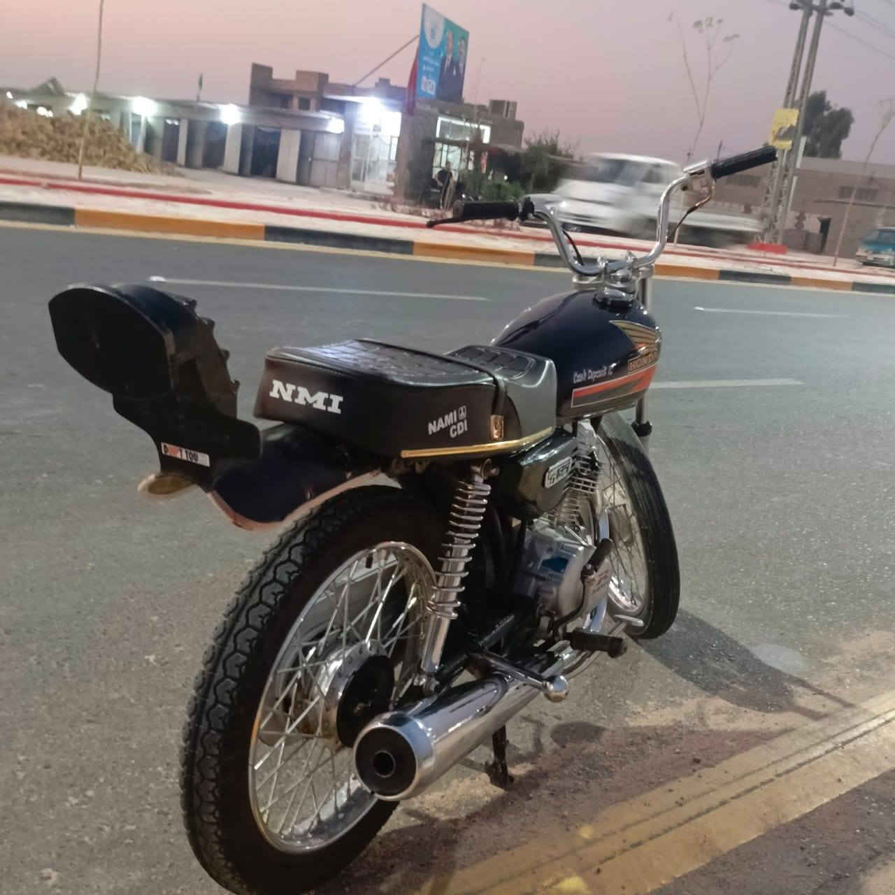 سلام عليكم اربعه كير للبيع(أوراق اصولي) تعمير 25 
مكينه رابيدو 6حروف سعر 650 وبيه مجال مكان كربلاء طويريج رقم ***********
