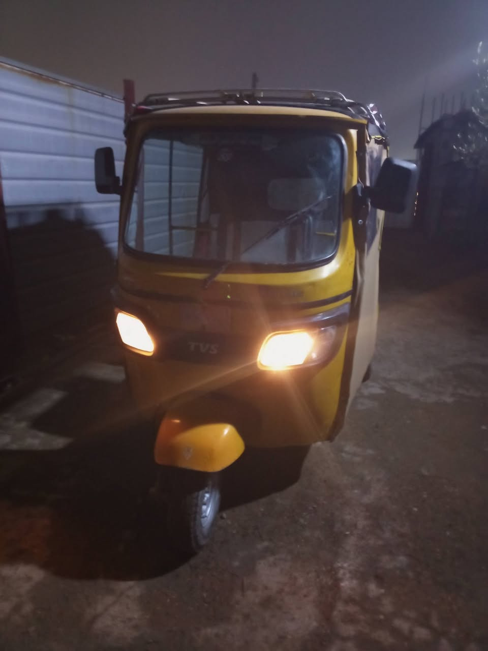 السلام عليكم تكتك موديل 18شهر 11 اوراق كامله محرك جديد تخم تاير دوشمه كهربايات شغاله بدل بيها صفاحيات جدد جاهزه كبل الشارع رايدها 3و500وبيها مجال بصيط العنوان بغداد الدوره ***********
