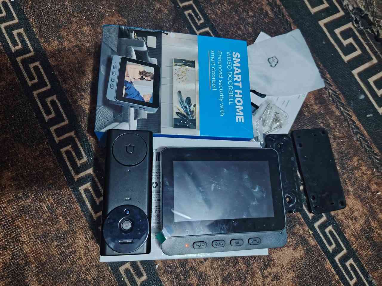 المنتج هو جرس باب ذكي بالفيديو (Smart Home Video Doorbell). إليك أهم ميزاته: 
يتميز بسهولة التركيب حيث لا يحتاج إلى أسلاك (لاسلكي) ويتصل بشبكة الواي فاي المنزلية.
يحتوي على مستشعر للحركة يرسل تنبيهات مباشرة إلى هاتفك الذكي عند اكتشاف أي حركة أمام الباب.
يوفر خاصية المشاهدة المباشرة عبر تطبيق مخصص، مما يتيح لك رؤية من أمام الباب من خلال شاشة داخلية أو عبر هاتفك. سعره ٢٥ الف


**إذا كنت صاحب هذا الإعلان وتريد حذفه لأي سبب، رجاءا أرسل رسالة إلى الدعم الفني**