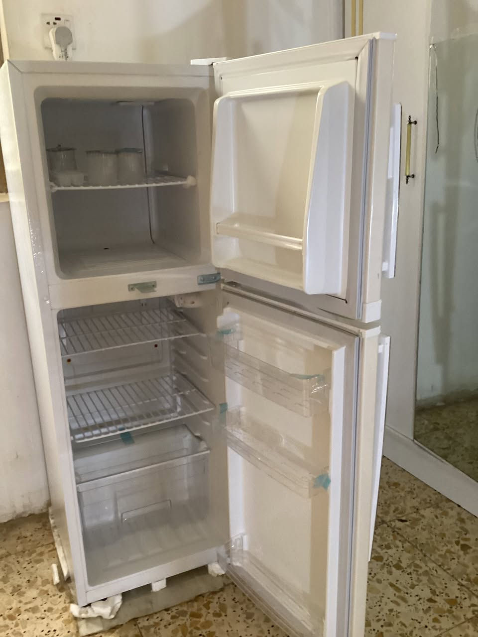 ثلاجه نوع برو جديده ستخدام شهر واحد بس. خير من الله برودتها  سعر 250 وبيها شويه 

مجال.  شراي يتفضل  خاص أو وتساب ***********
