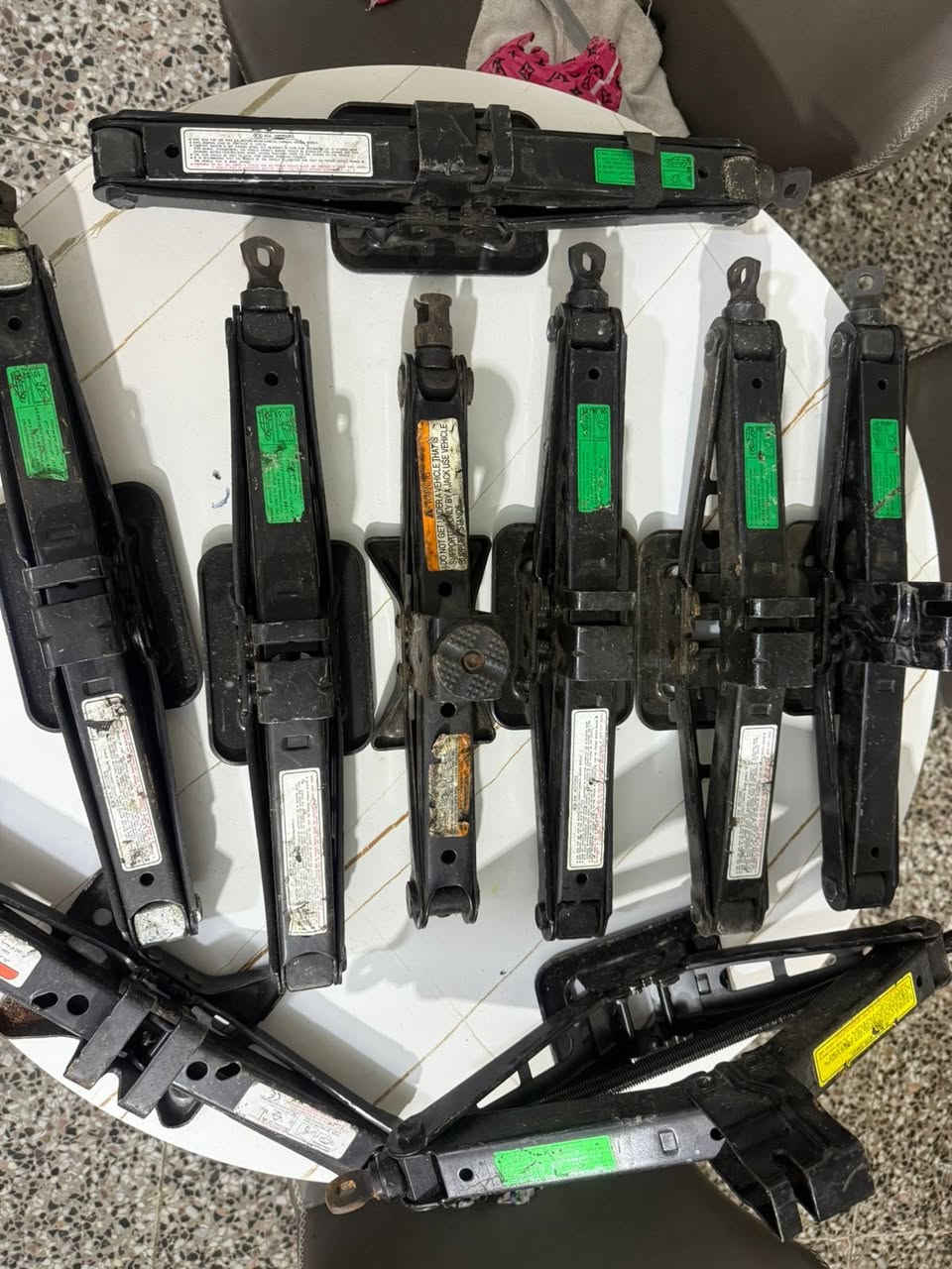 سلام عليكم
منفاخ ياباني تفصيخ حاويه ٣٠ 
جك كبير ١٥    سيارات عاليه فقط ١٢٠٠ حجم 
جك وصط ١٣        ملاحضه الجك بدون عده 
جك سياره صالون ١٠      بدون حراج فدوه 
هورن طاط تفصيخ حاويه ١٥ 
ستيرن النتره امريكي ابو الكروز ٦٠ 
مثلث طوارء ٥ الف 
عده جك ٥ الف 
مكاني بغداد مشتل يوجد توصيل جميع المحافضات ٥ الف  
متواجد من ٥ العصر الى ١٢ بليل مو محل بل بيت 
*********** بارق ابو دارين
