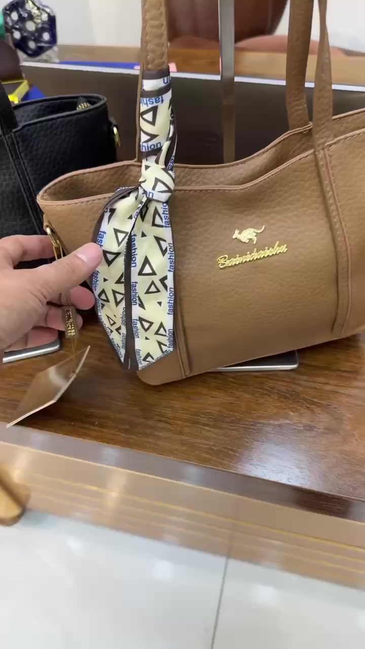 👜 حقيبة جلد حجم كبير 
✨ خياطة متقنة وجلد عالي الجودة
📩 للطلب والاستفسار: مراسلة الصفحة أو واتساب : ***********
📍 العنوان: كربلاء، حي النقيب، شارع النهر – قريباً
#حقائب_نسائية #جلد_فاخر #موضة_2026 #حقيبة_كبيرة #تسوق_كربلاء
