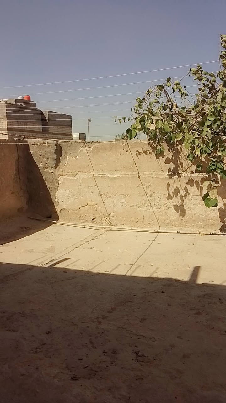 بيت للبيع طابو صرف مساحته 150متر بالدريهميه الاولى قرب گراج البلديه يحتوي  4غرف وكلها مسلحه وكونكريت 2غرفه  فوگ وبكل غرفه حمام وبناء الفوگ ثرمستون وجوه غرفتين وديوان وصاله وحمامات داخلي بسعر 125مليون قفل المنطقه حلوه وهدوء وجميع الخدمات. للاستفسار ***********
