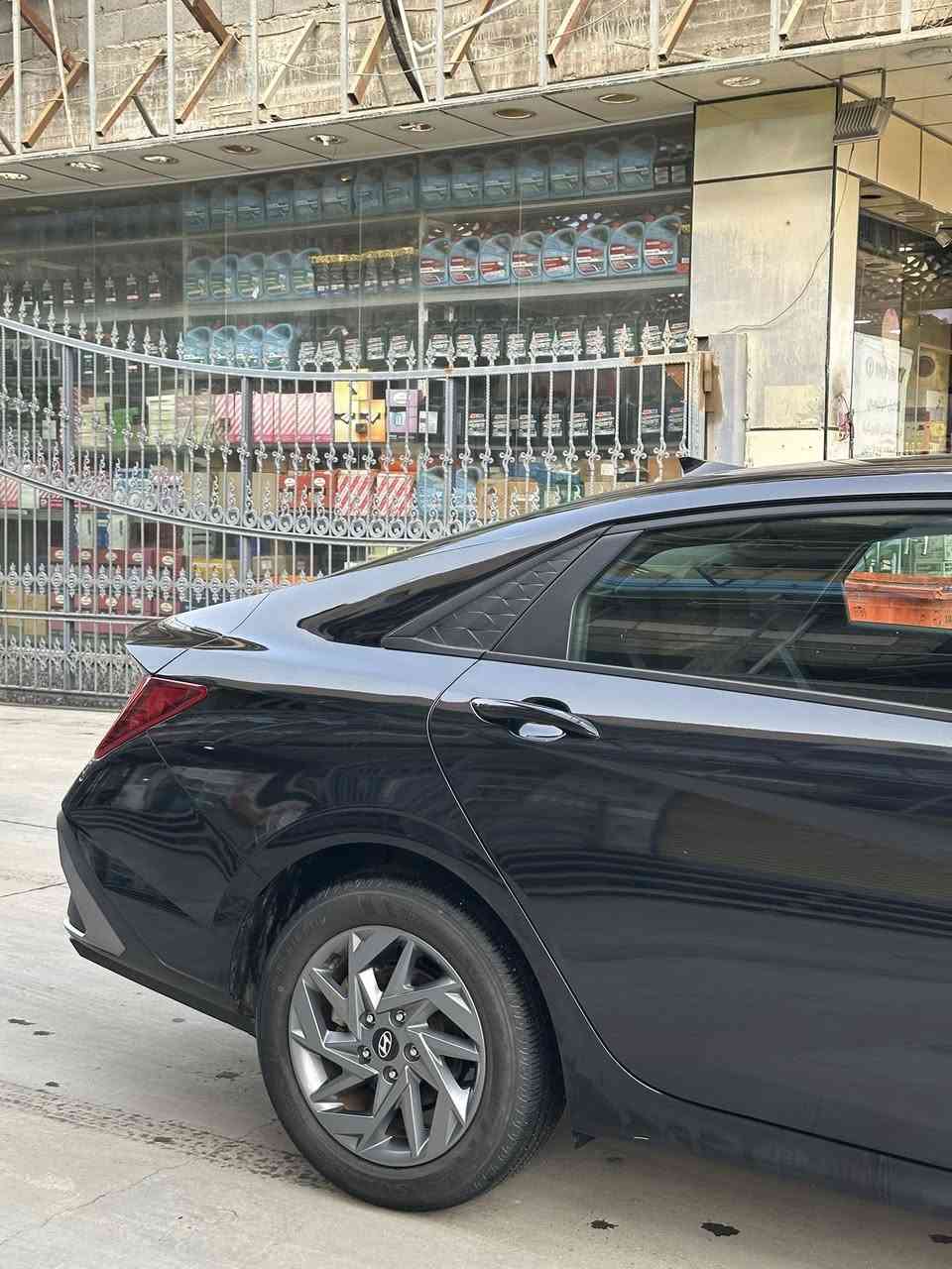 هونداي النترا  
مديل 2024 وارد امريكي رقم أربيل وكاله او تحويل .
ضرر السياره بنيد فقط صبغ  .
سياره فول مواصفات للأخير عدا الفتحه شاشه دجتل تشغيل عن بعد رادارات امامي خلفي حساسات نقط عميه تدفئه كشنات  السياره جاهزه من كلشي  ما بيها نقص مكينه كير كله بالشرط  محرك 2000 دوش .
   لون اسود   نضيفة السياره وجاهزه .
سعر السياره 165$ وبيها مجال 
     عنوان البصرة الجنينة 
رقم تلفون ***********
