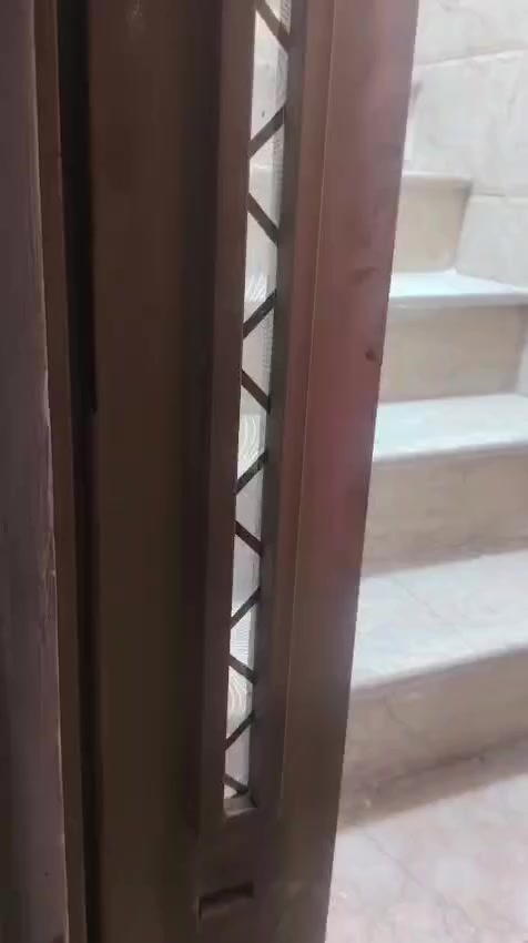 شقه للايجار بالخطيب الزراعي شقه معزوله وحدها مساحه 70م الإيجار 350كون عائلة صغيرة تصلح صالون نسائي مراجعه مكتب التساهل اللعقار في شارع خوله لاتصال ***********
