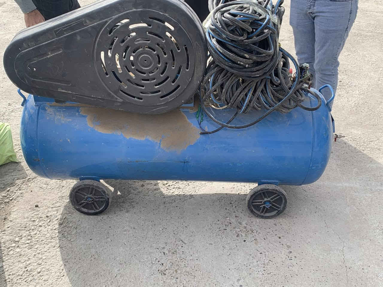 السلام عليكم ..

كمبريسر للبيع 

السعه 250 لتر 
مع صوندا 50  متر 
مع مسدسات عدد 3 حجم كبير وثقيل 

الكمبريسر جديد استخدام فقط 6 اشهر 

العنوان بغداد المنصور شارع 14 رمضان 

السعر 550 قفل 
الهاتف : ***********
