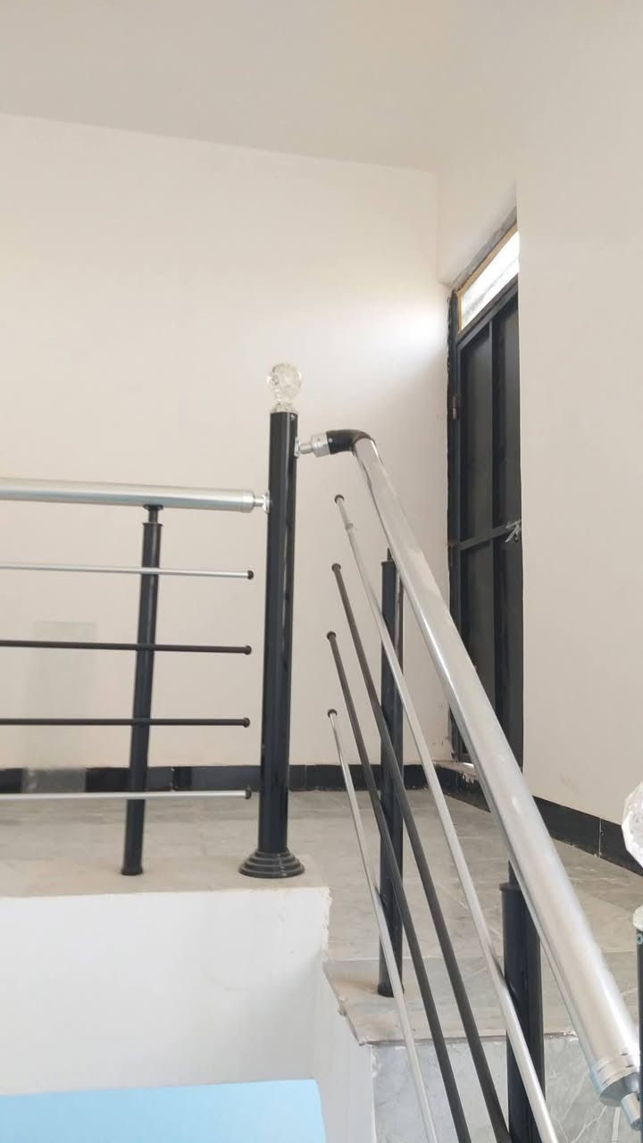 مشتمل للبيع حي حكيم شارع افران الهادي قرب كورنيش مساحه 100متر كله طابوك يتكون من غرفه نوم وصاله ومطبخ واستقبال مرقم من بلديه حديث جاهز للسكن كهرباء بوري نضام سبالت تقطير فوول مواصفات واجهه فوم وصبغ ***********واتساب أو ***********سعر
