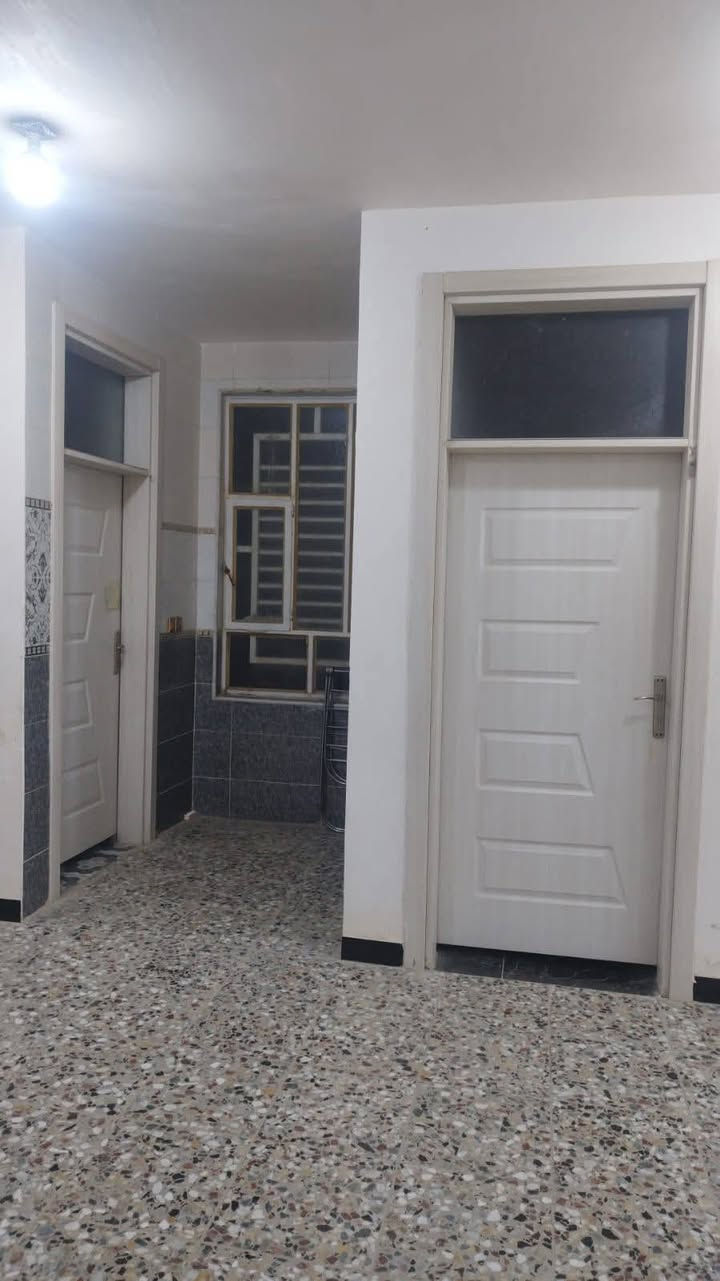 بيت للبيع المساحة 200 متر  الواجهة 10 والنزال 20 الموقع مميز في سبع البور  الضباط الجديدة  رقم العقار 16،920
نافذ على شارع 60 وعلى شارع 40 في سنتر سبع البور ضهر البيت مستشفى الجوادين والقطاع الصحي بالقرب من مطبعة الرواد
البيت بناء حديث سنة 2023 البيت كامل من كل شيء
تأسيس كاميرات دفن
مدخل البيت ابواب قاصة
تاسيس سبالت دفن
تاسيس ستلايت دفن
ابواب الغرف خشب تركي درجة اولى
شتايكر كامل كل اسطح البيت
الارضية كاشي عراقي
تاسيس غسالة اوتوماتيك
مطبخ حار  مع مطبخ بارد
الطابق الارضي سيراميك من الارضية الى السقف
يحتوي الدار على 3 حمامات مساحة كل حمام 4×2.5 ويحتوي على كراج سيارة
واربع غرف نوم ومطبخ كبير واستقبال كبير  وهول للضيوف
نقص البيت فقط واجهة مابي
السطح والمناور  وخارج البيتونة ملبوخ كامل
البيت متعوب عليه سند بأسمي اجازة بناء طابو صرف على طاپو الكاضمية

السعر ع الخاص او الاتصال على الرقم ***********
اسف لعدم ذكر السعر بسبب اصحاب التعليقات السلبية

بيت للبيع المساحة 200 متر  الواجهة 10 والنزال 20 الموقع مميز في سبع البور  الضباط الجديدة  رقم العقار 16،920
