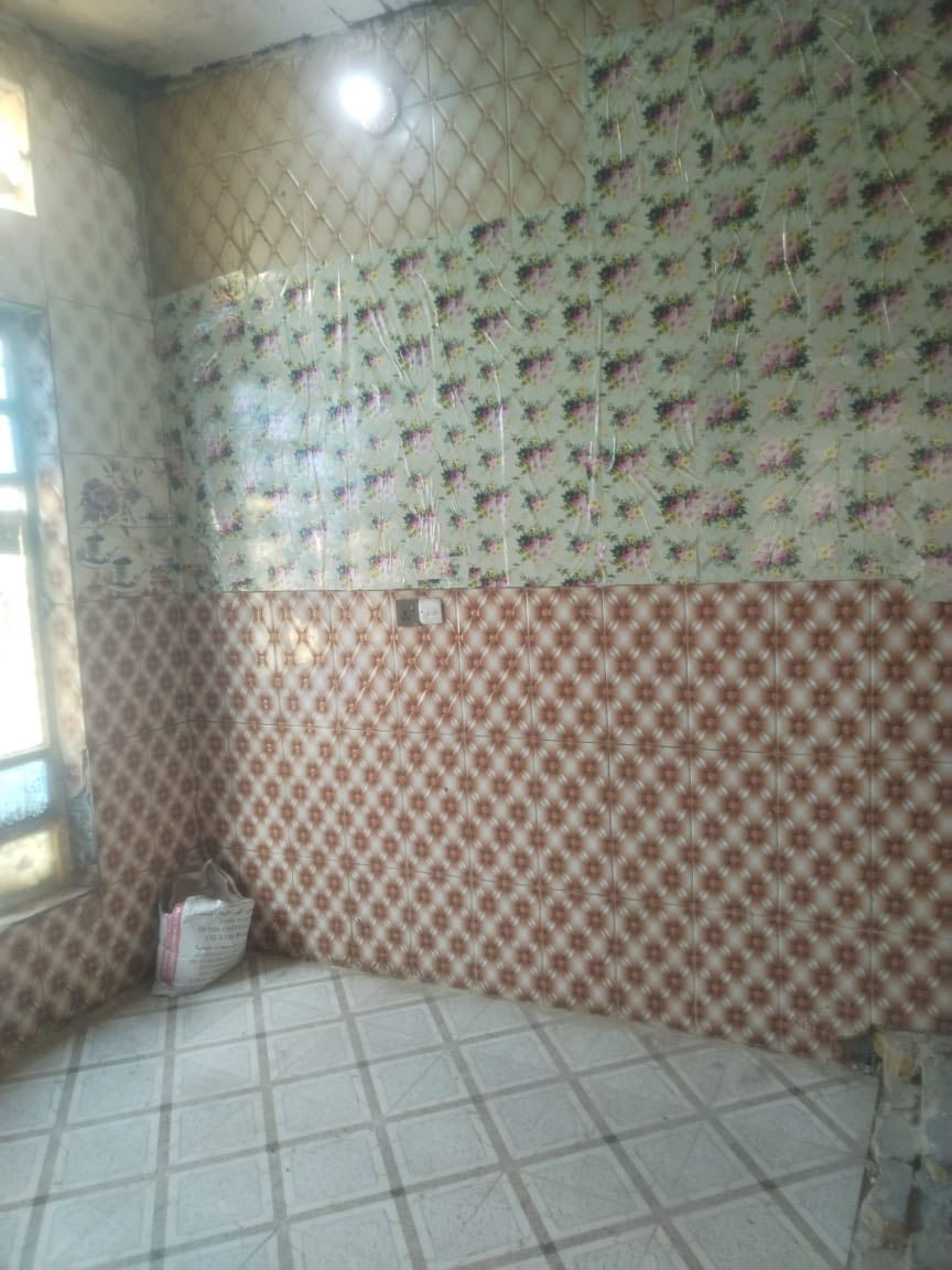 السلام عليكم بيت مساحه 100 خلفي بناء طابوك عكاده بلفداء شارع المدارس مقاطعه 21 خدمات كامله  يحتوي ع غرفه وصاله ومطبخ وصحيات واستقبال عوزه ترتيبات خفيفه السعر مناسب للتوصل ***********
