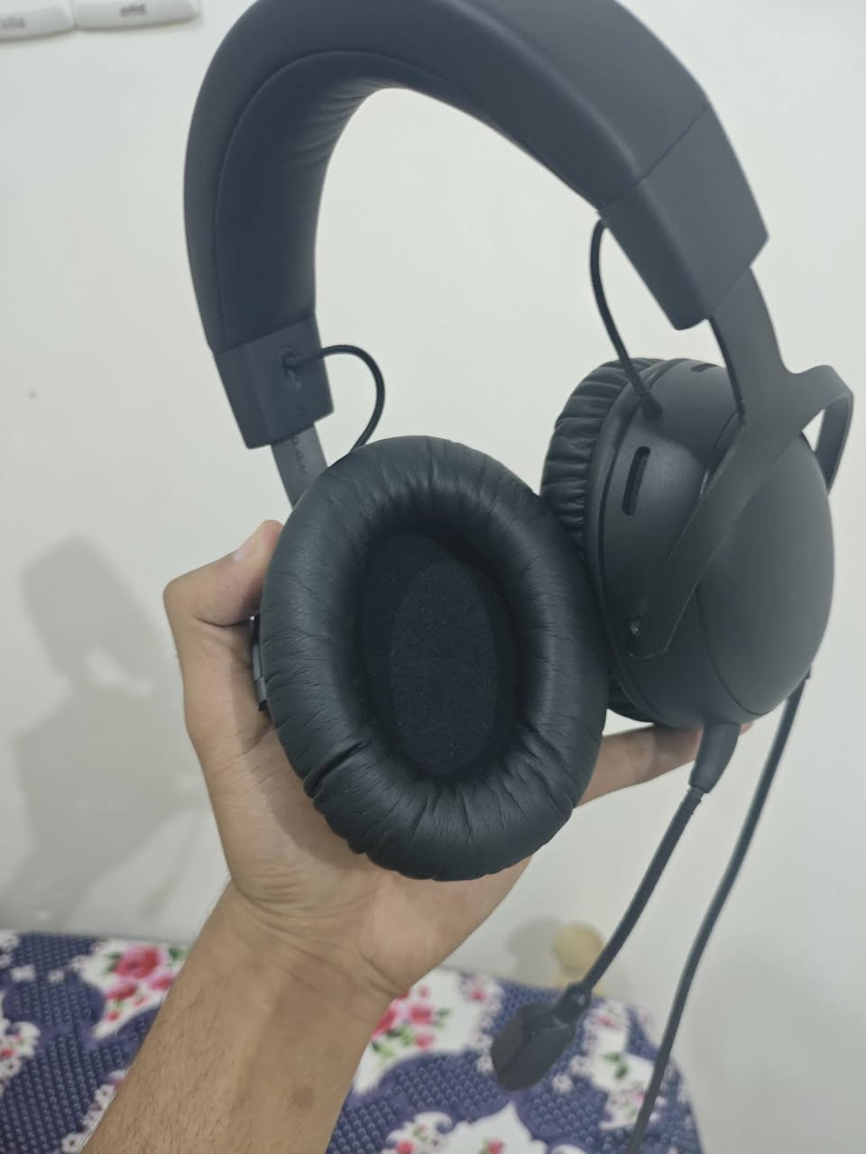 HyperX Cloud III - سماعة رأس للألعاب
المضافه 90بلميه انطيك ضمان سنه مو شهر سعرها 65 
🎧 المواصفات الفنية الرئيسيةمحركات الصوت (Drivers): بمقاس 53 ملم موجهة بزاوية مائلة لتوجيه الصوت مباشرة داخل الأذن لزيادة الدقة.الصوت المحيطي: تدعم تقنية DTS Headphone:X Spatial Audio لتقديم صوت ثلاثي الأبعاد يساعدك على تحديد اتجاه الخطوات بدقة.الميكروفون: ميكروفون مقاس 10 ملم قابل للفصل، مزود بخاصية إلغاء الضوضاء وفلتر شبكي داخلي مع مؤشر LED أحمر يضيء عند كتم الصوت.التصميم والوزن: هيكل متين من الألومنيوم المرن، مع وسائد أذن مصممة من الفوم المرن (Memory Foam) المكسو بالجلد الفاخر. الوزن التقريبي للإصدار السلكي هو 300 غرام


**إذا كنت صاحب هذا الإعلان وتريد حذفه لأي سبب، رجاءا أرسل رسالة إلى الدعم الفني**